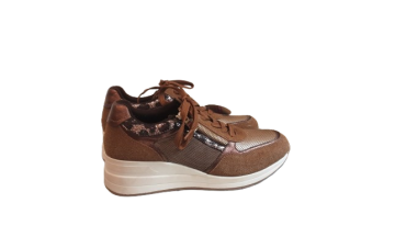 Paire de baskets de seconde main - 20,00 € Paire de baskets de seconde main Eram reconditionné disponible sur Claquettes Market