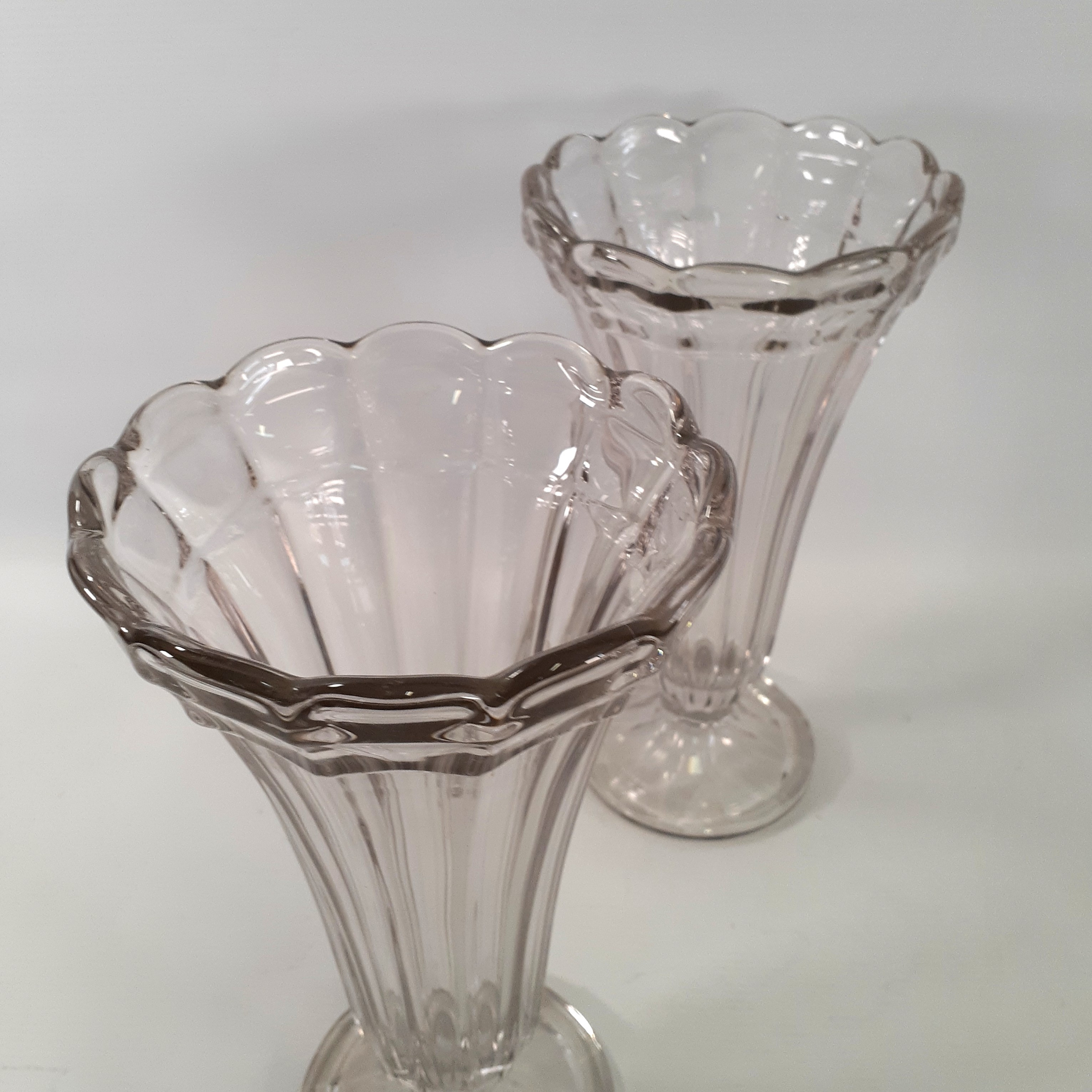 Voir photo 2 de Paire de beaux vases en verre – forme tulipe Paire de beaux vases en verre – forme tulipe Très bon état reconditionné photo 2