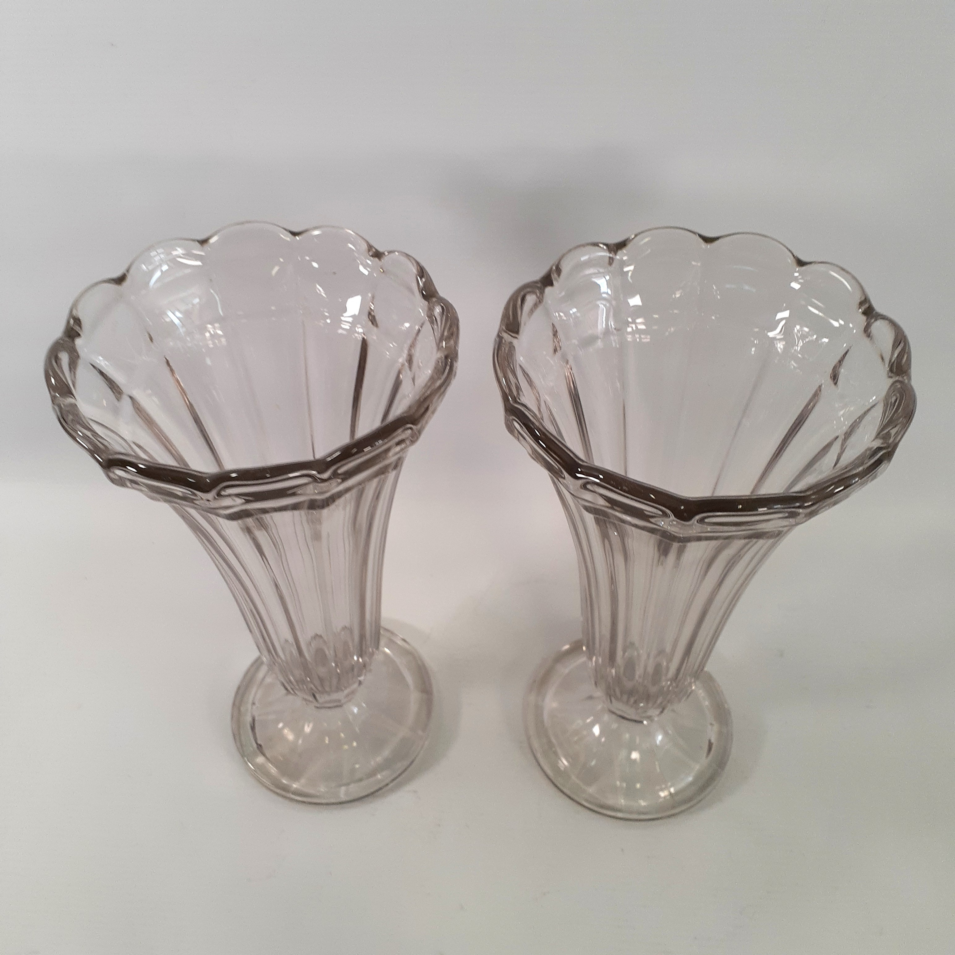 Voir photo 6 de Paire de beaux vases en verre – forme tulipe Paire de beaux vases en verre – forme tulipe Très bon état reconditionné photo 6