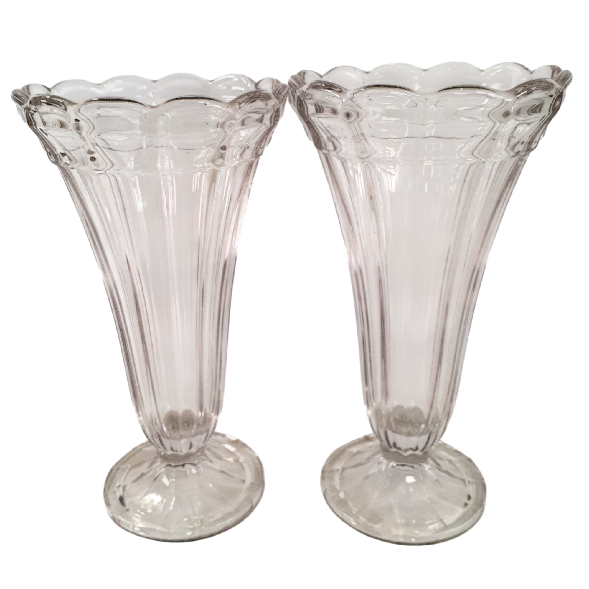 Acheter Paire de beaux vases en verre – forme tulipe Très bon état - 16,00 € Paire de beaux vases en verre – forme tulipe Très bon état reconditionné disponible sur Label Emmaüs