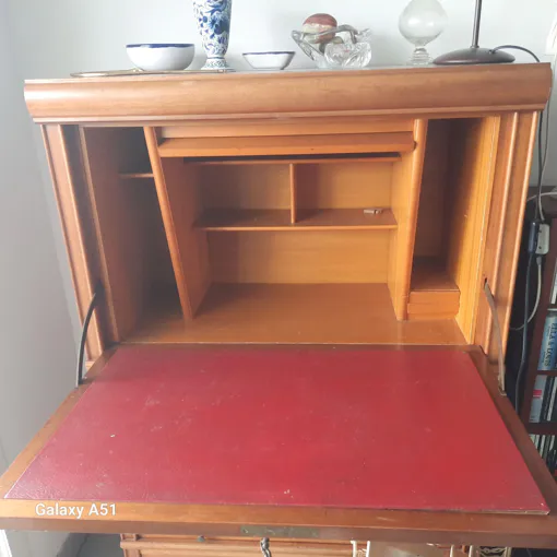 Paire de bibliothèque MD avec vitrines et secrétaire en bois clair très bon état, intérieur tapissé rouge d'origine et éclairages sur les côtés des vitrines. Bon état reconditionné disponible sur Rakuten