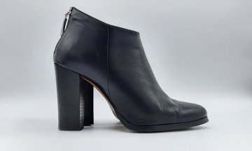 Paire de bottine à talon noir en cuir de seconde main Très bon état - 35,00 € Paire de bottine à talon noir en cuir de seconde main Très bon état N/A reconditionné disponible sur Claquettes Market