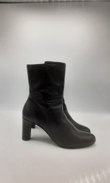 Paire de bottines de seconde main Bon état - 30,00 € Paire de bottines de seconde main Bon état Eram reconditionné disponible sur Claquettes Market