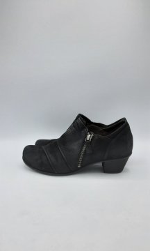 Paire de bottines de seconde main - 25,00 € Paire de bottines de seconde main reconditionné disponible sur Claquettes Market