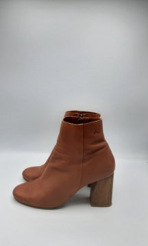 Paire de bottines de seconde main - 35,00 € Paire de bottines de seconde main reconditionné disponible sur Claquettes Market