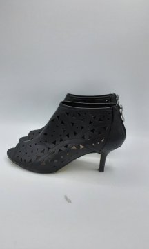 Paire de bottines de seconde main Très bon état - 25,00 € Paire de bottines de seconde main Très bon état Bata reconditionné disponible sur Claquettes Market