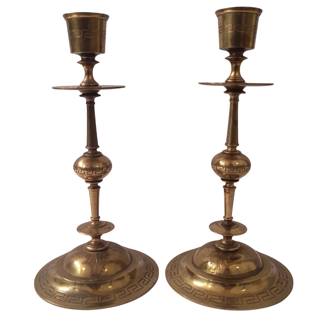 Acheter Paire de Bougeoirs Anciens en Laiton - Style Néo-Classique - Motifs méandres / Feuilles d'Acanthe Très bon état - 35,00 € Paire de Bougeoirs Anciens en Laiton - Style Néo-Classique - Motifs méandres / Feuilles d'Acanthe Très bon état reconditionné disponible sur Label Emmaüs