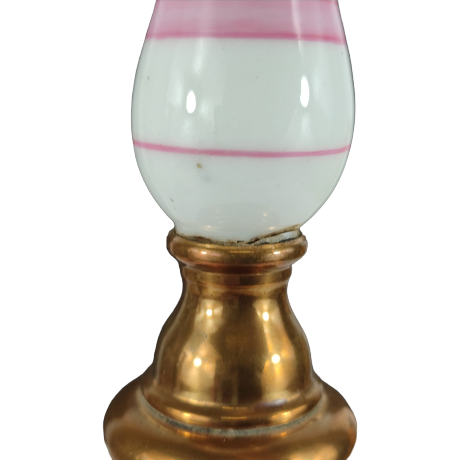 Voir photo 10 de Paire de bougeoirs en laiton doré et porcelaine 19ième siècle Paire de bougeoirs en laiton doré et porcelaine 19ième siècle État correct reconditionné photo 10