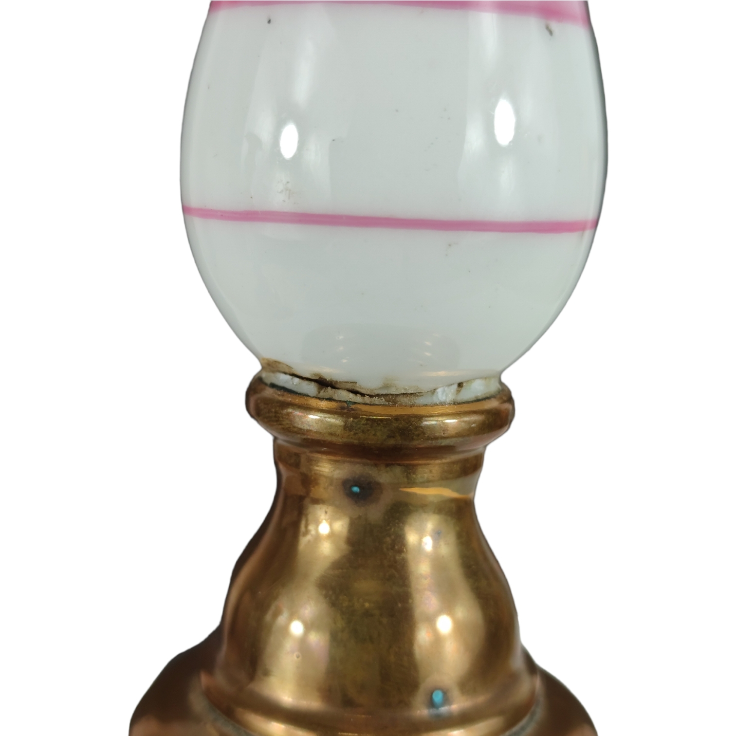 Voir photo 11 de Paire de bougeoirs en laiton doré et porcelaine 19ième siècle Paire de bougeoirs en laiton doré et porcelaine 19ième siècle État correct reconditionné photo 11