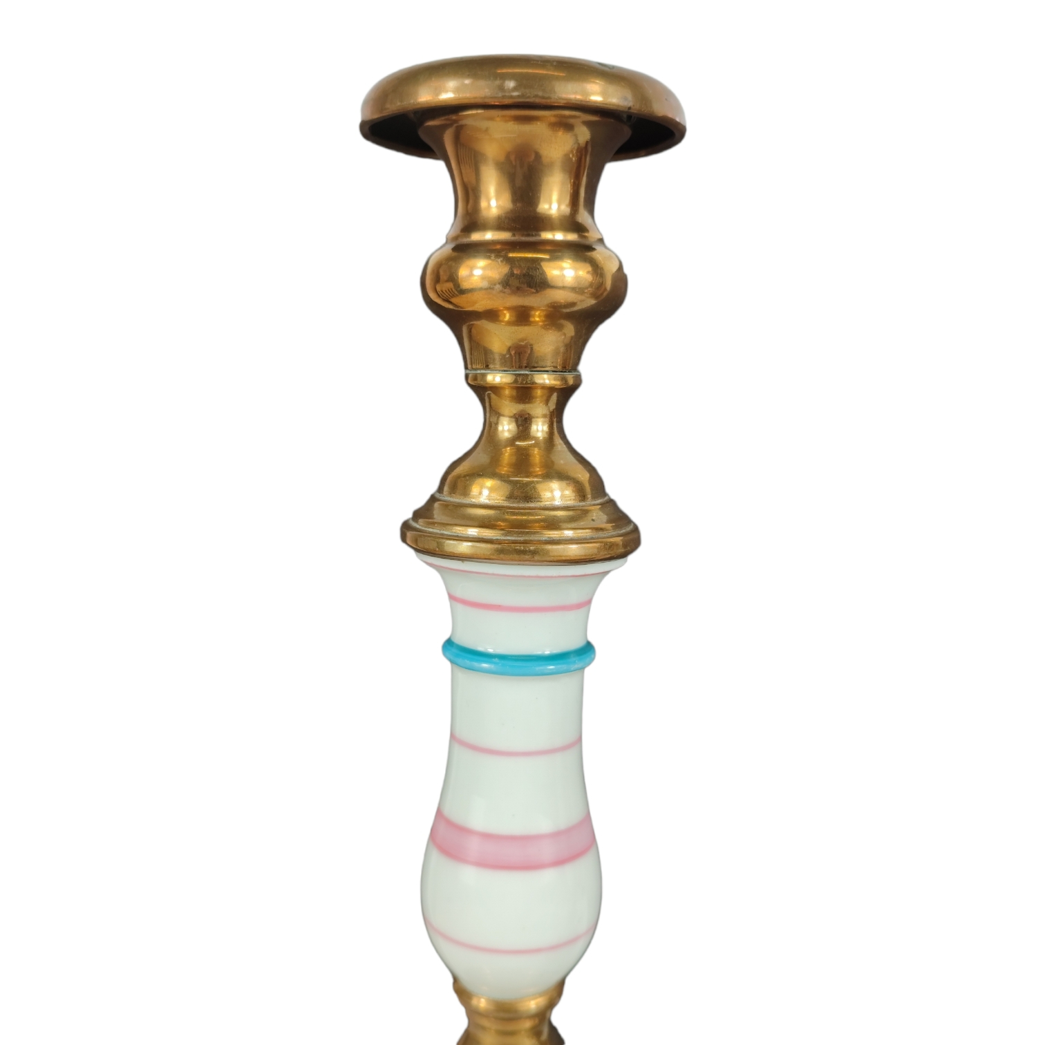 Voir photo 3 de Paire de bougeoirs en laiton doré et porcelaine 19ième siècle Paire de bougeoirs en laiton doré et porcelaine 19ième siècle État correct reconditionné photo 3
