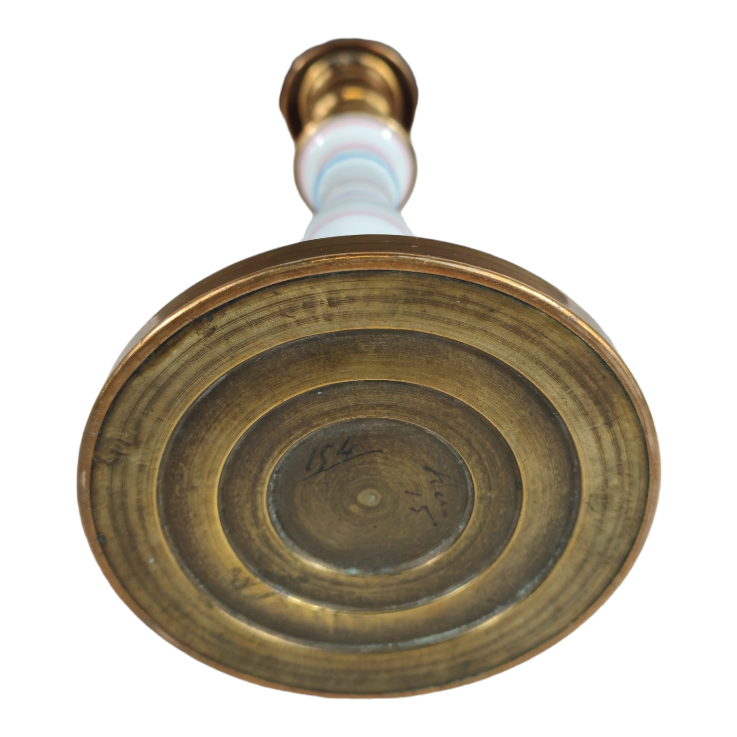 Voir photo 6 de Paire de bougeoirs en laiton doré et porcelaine 19ième siècle Paire de bougeoirs en laiton doré et porcelaine 19ième siècle État correct reconditionné photo 6