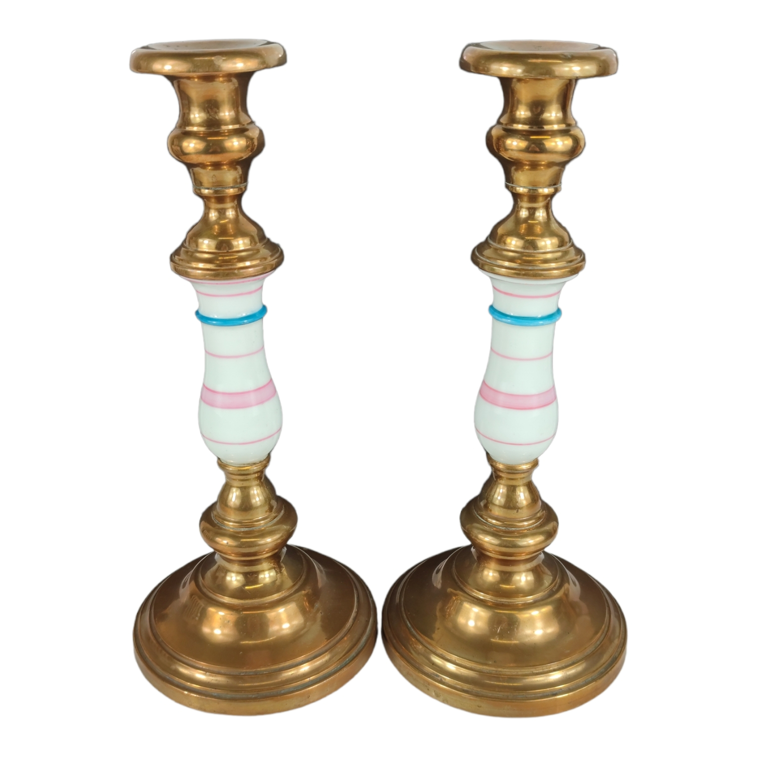 Paire de bougeoirs en laiton doré et porcelaine 19ième siècle État correct - 60,00 € Paire de bougeoirs en laiton doré et porcelaine 19ième siècle État correct reconditionné disponible sur Label Emmaüs