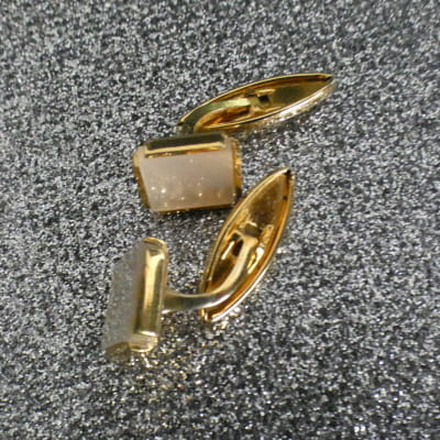Voir photo 2 de Paire de boutons de manchettes dorée - homme - Laminor Annecy Paire de boutons de manchettes dorée - homme - Laminor Annecy Très bon état reconditionné photo 2