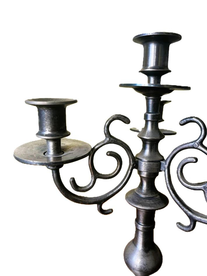 Voir photo 3 de Paire de candélabres métalliques pour 4 bougies chacun Paire de candélabres métalliques pour 4 bougies chacun reconditionné photo 3