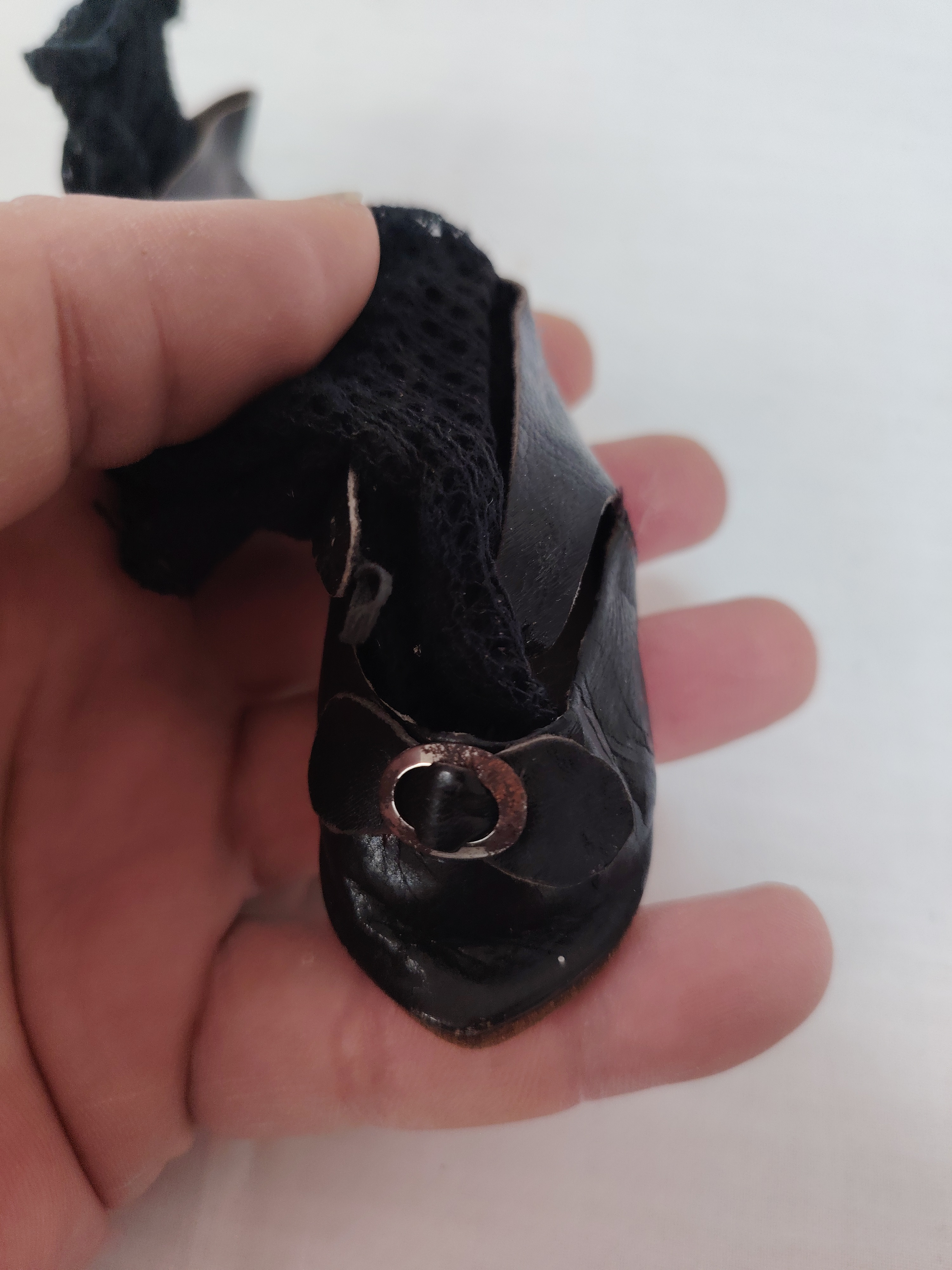 Voir photo 3 de Paire de chaussures en cuir pour poupée XIXème taille 9 Paire de chaussures en cuir pour poupée XIXème taille 9 Bon état reconditionné photo 3