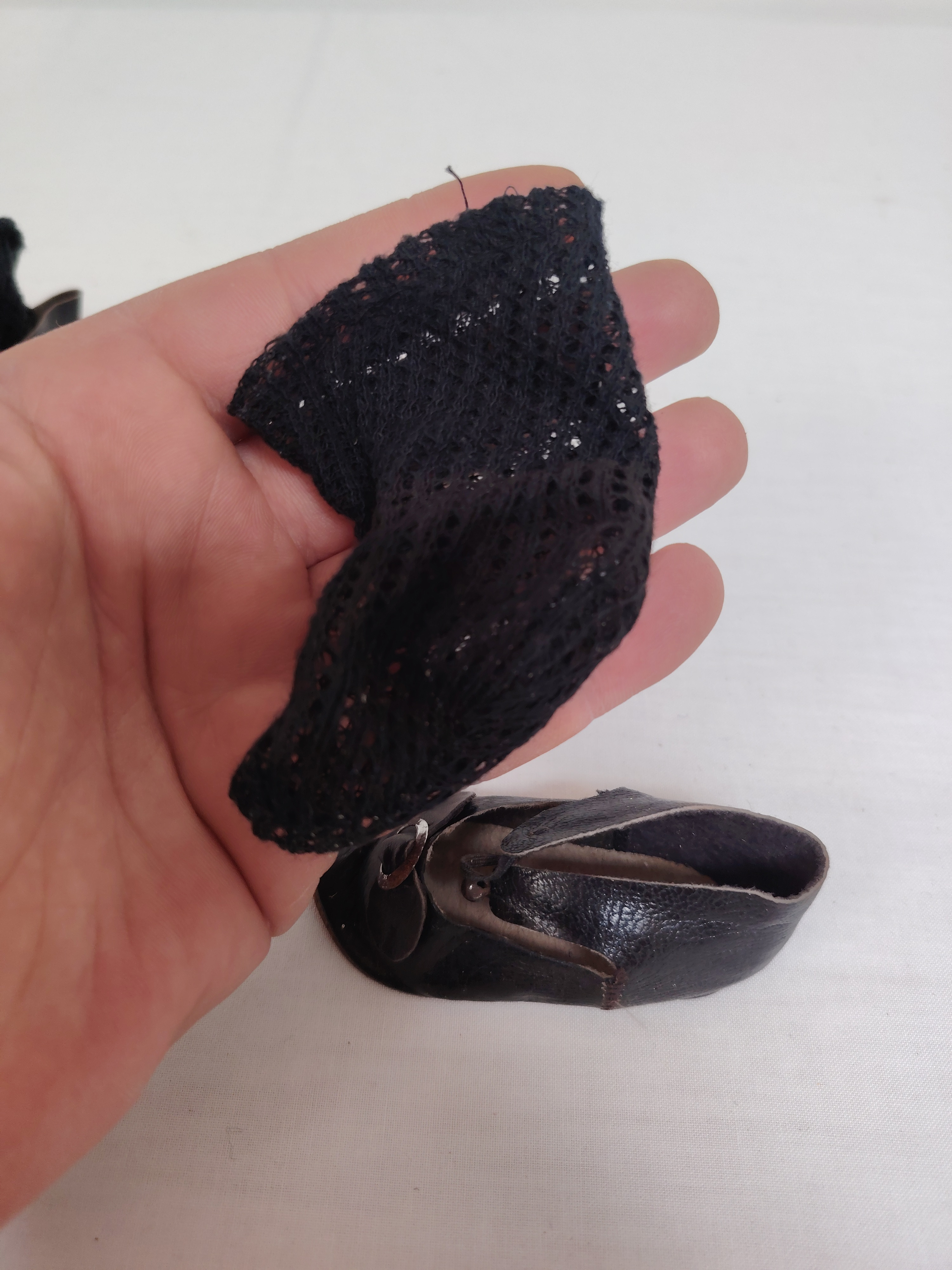 Voir photo 4 de Paire de chaussures en cuir pour poupée XIXème taille 9 Paire de chaussures en cuir pour poupée XIXème taille 9 Bon état reconditionné photo 4
