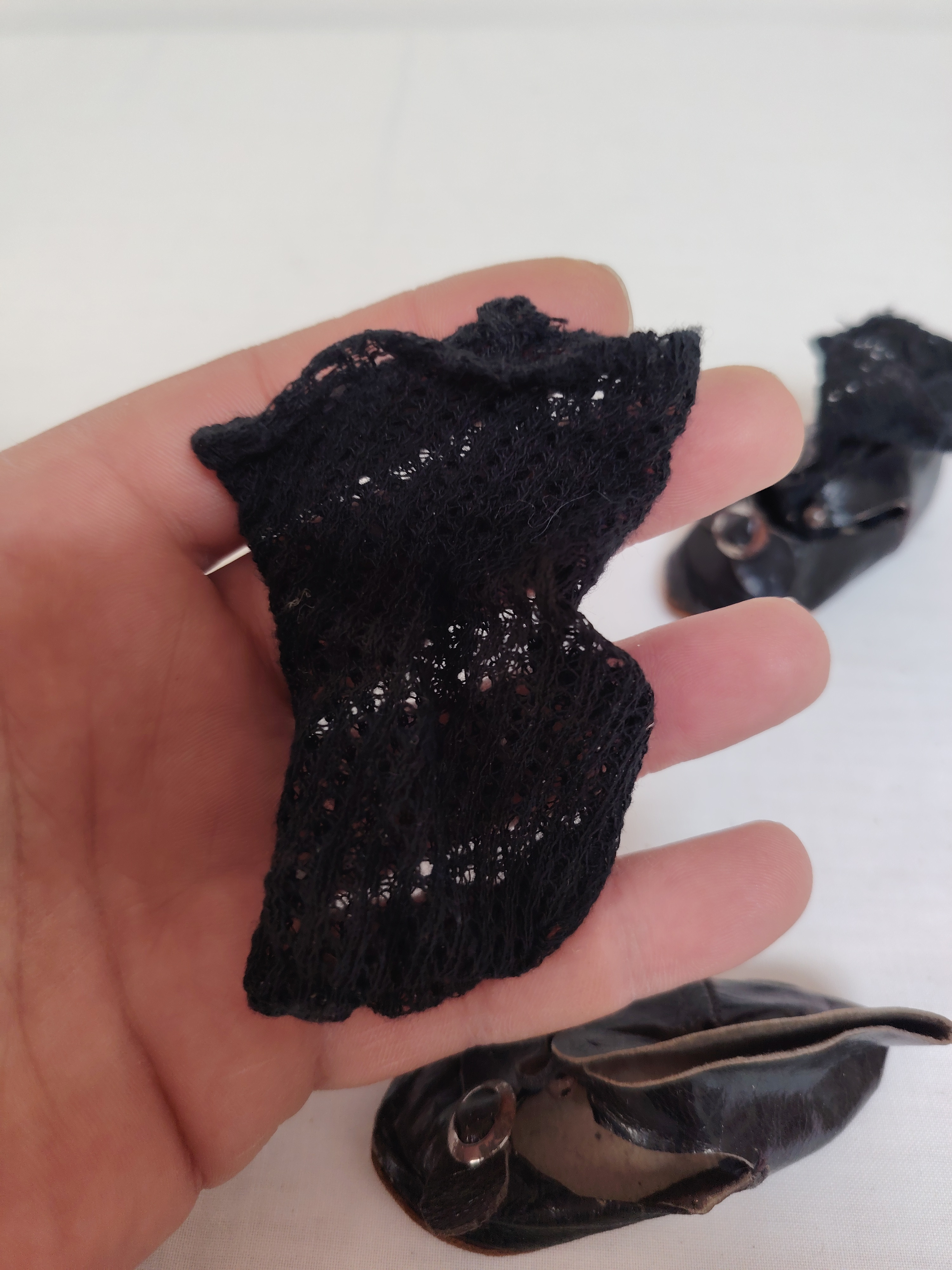 Voir photo 5 de Paire de chaussures en cuir pour poupée XIXème taille 9 Paire de chaussures en cuir pour poupée XIXème taille 9 Bon état reconditionné photo 5