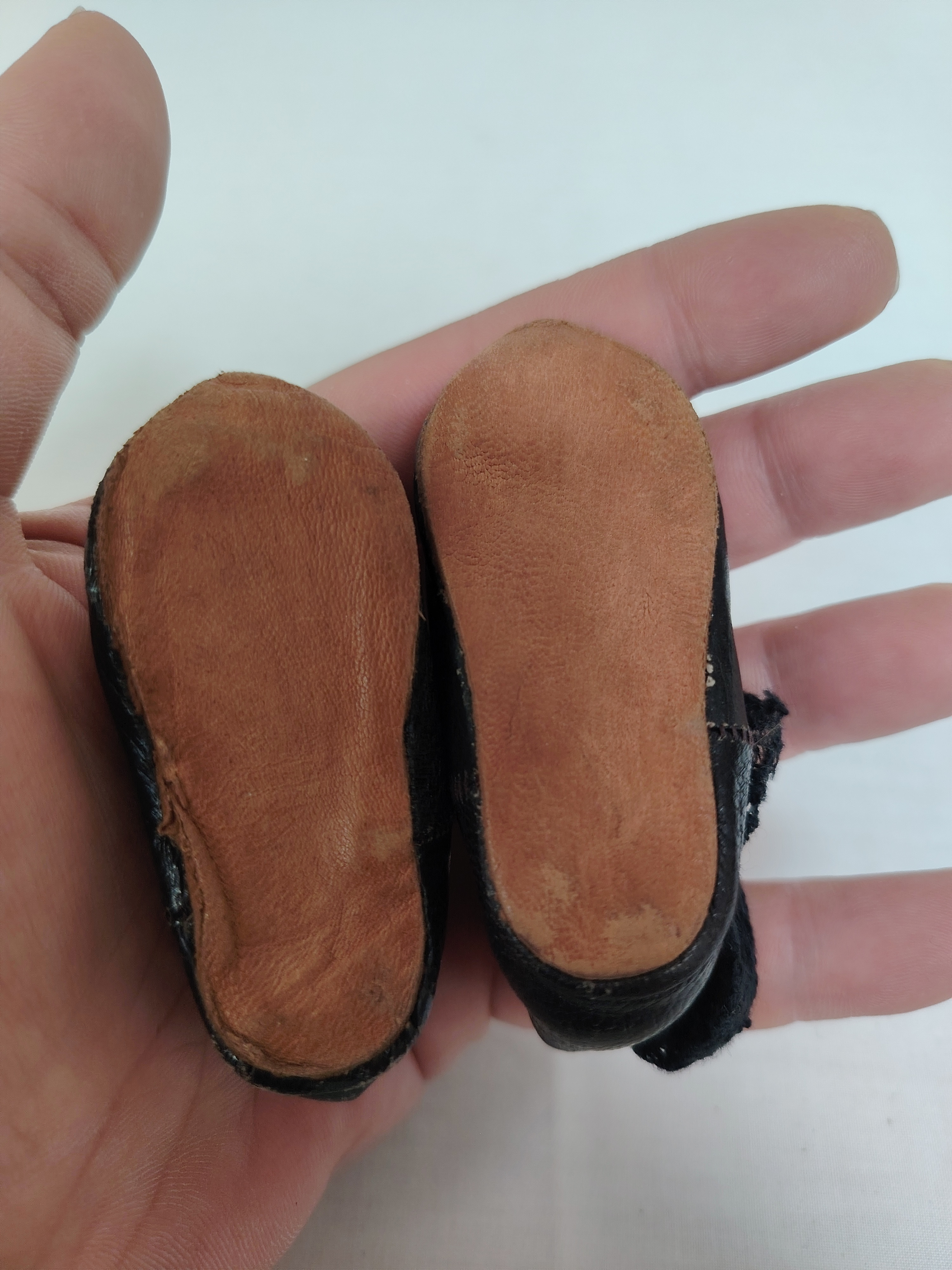 Voir photo 6 de Paire de chaussures en cuir pour poupée XIXème taille 9 Paire de chaussures en cuir pour poupée XIXème taille 9 Bon état reconditionné photo 6