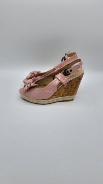 Paire de compensé rose vernis de seconde main Très bon état - 20,00 € Paire de compensé rose vernis de seconde main Très bon état Geox reconditionné disponible sur Claquettes Market