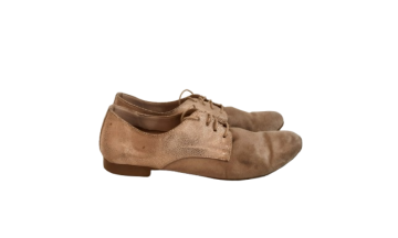 Paire de derbies de seconde main - 25,00 € Paire de derbies de seconde main reconditionné disponible sur Claquettes Market