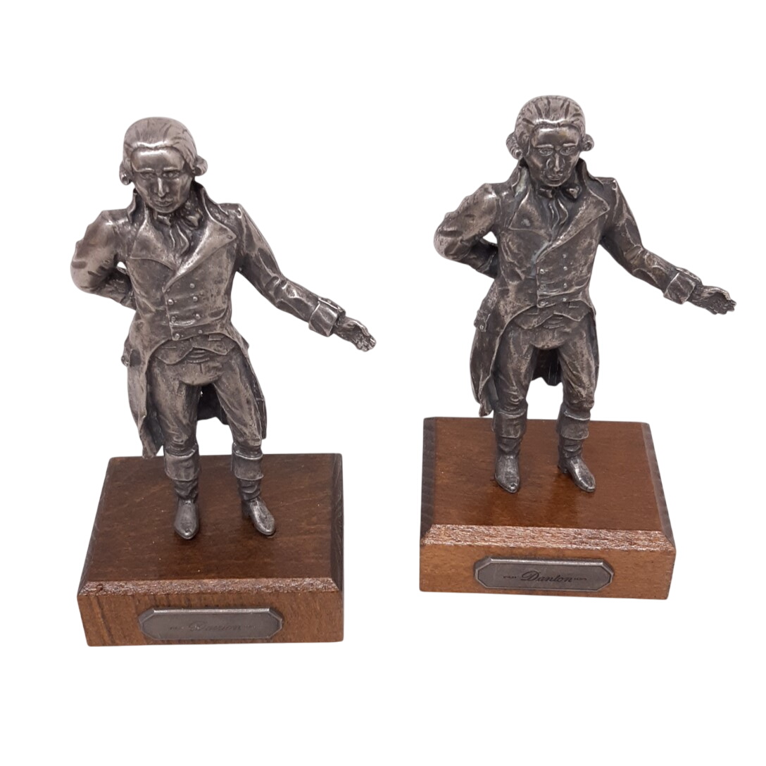 Paire de figurines en étain de Danton Bon état - 13,00 € Paire de figurines en étain de Danton Bon état reconditionné disponible sur Label Emmaüs