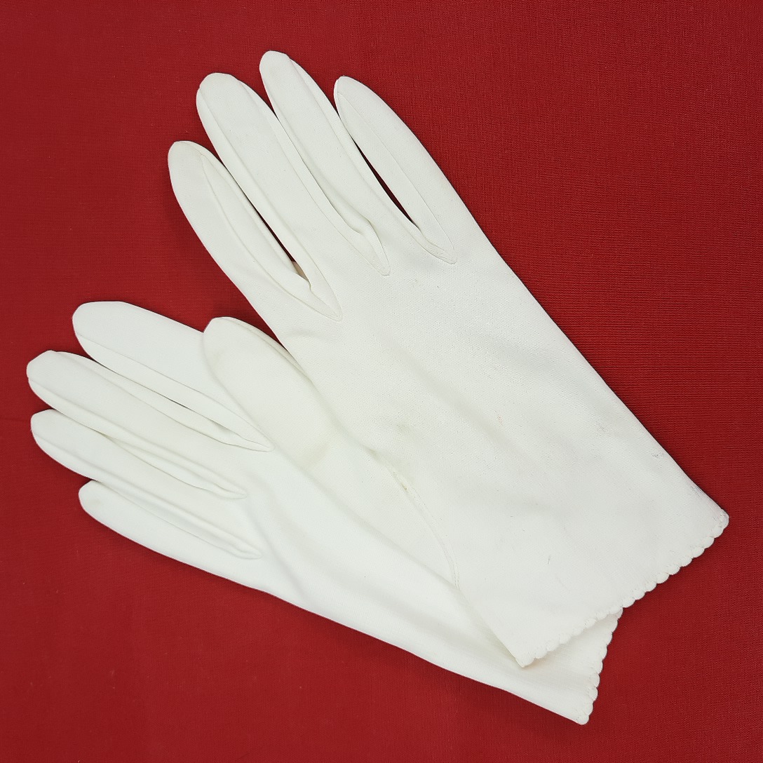 Paire de gants blancs vintage intemporel T6 Très bon état - 10,00 € Paire de gants blancs vintage intemporel T6 Très bon état reconditionné disponible sur Label Emmaüs