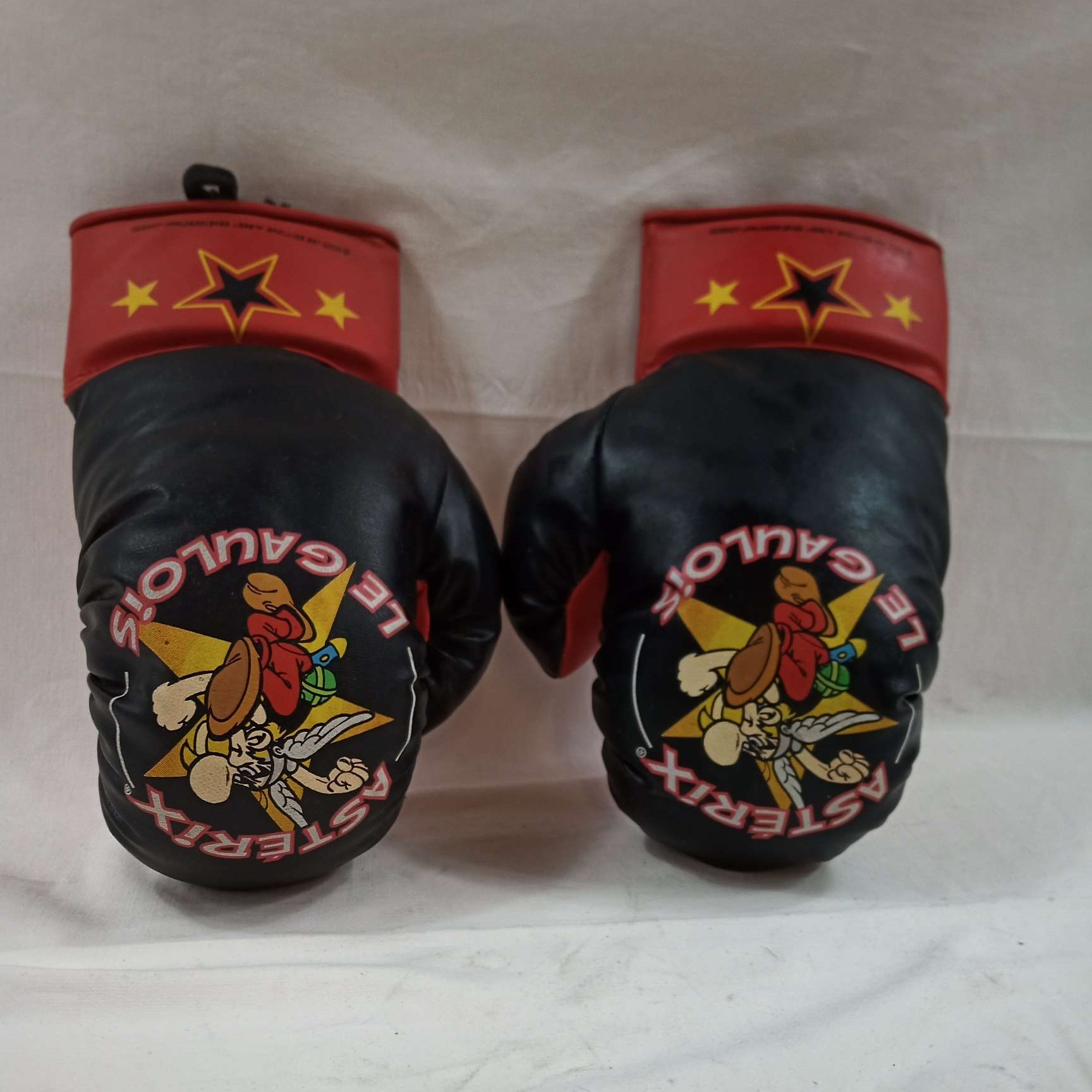 Voir photo 2 de paire de gants de boxe Asterix le gaulois paire de gants de boxe Asterix le gaulois Bon état reconditionné photo 2