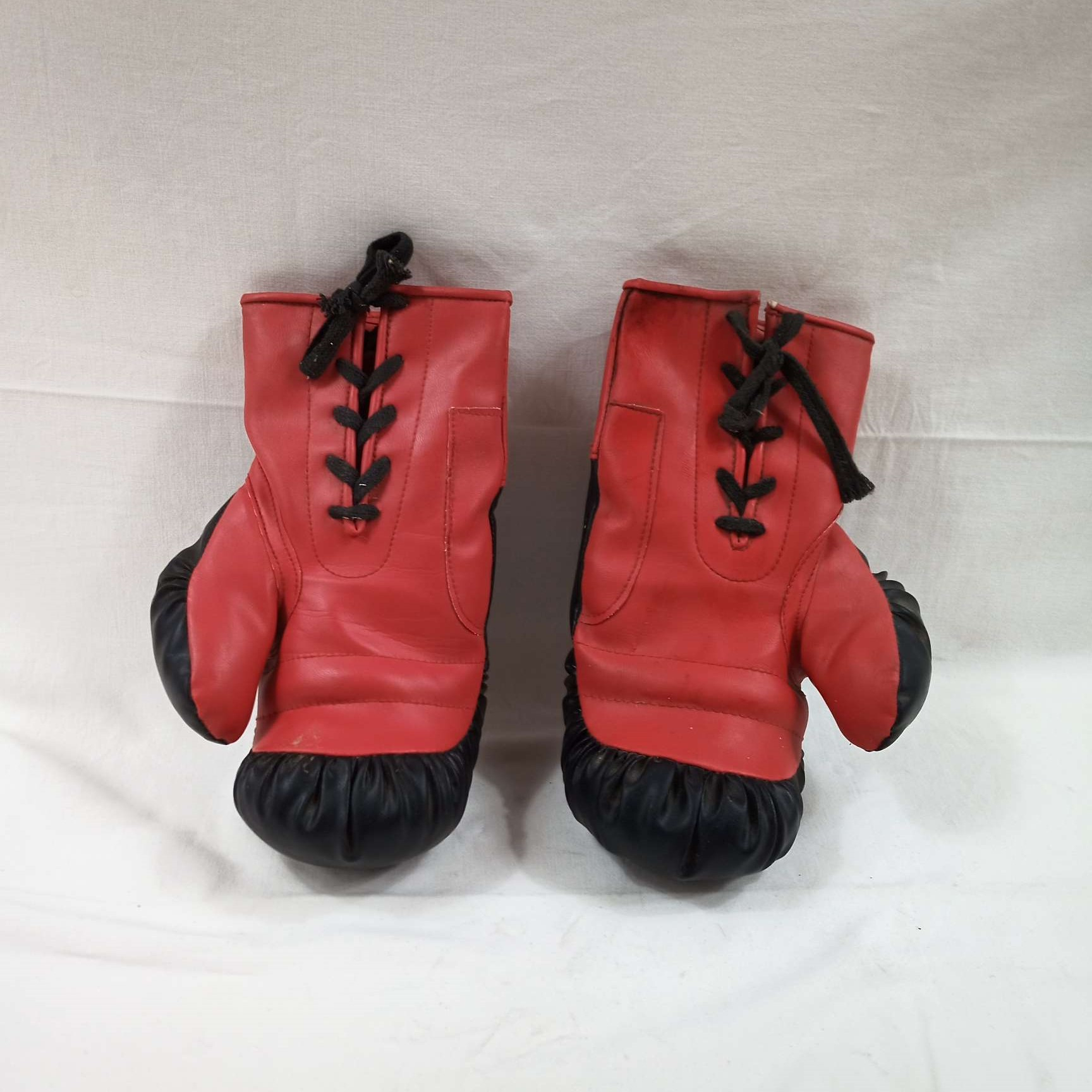 Voir photo 3 de paire de gants de boxe Asterix le gaulois paire de gants de boxe Asterix le gaulois Bon état reconditionné photo 3
