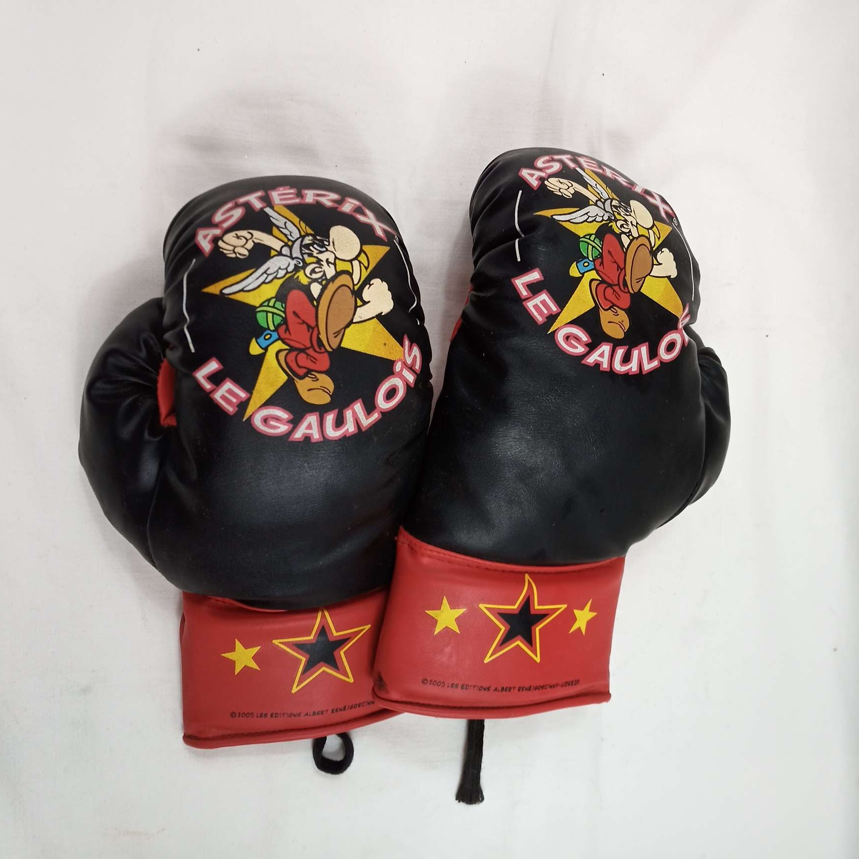 Acheter paire de gants de boxe Asterix le gaulois Bon état - 15,00 € paire de gants de boxe Asterix le gaulois Bon état reconditionné disponible sur Label Emmaüs