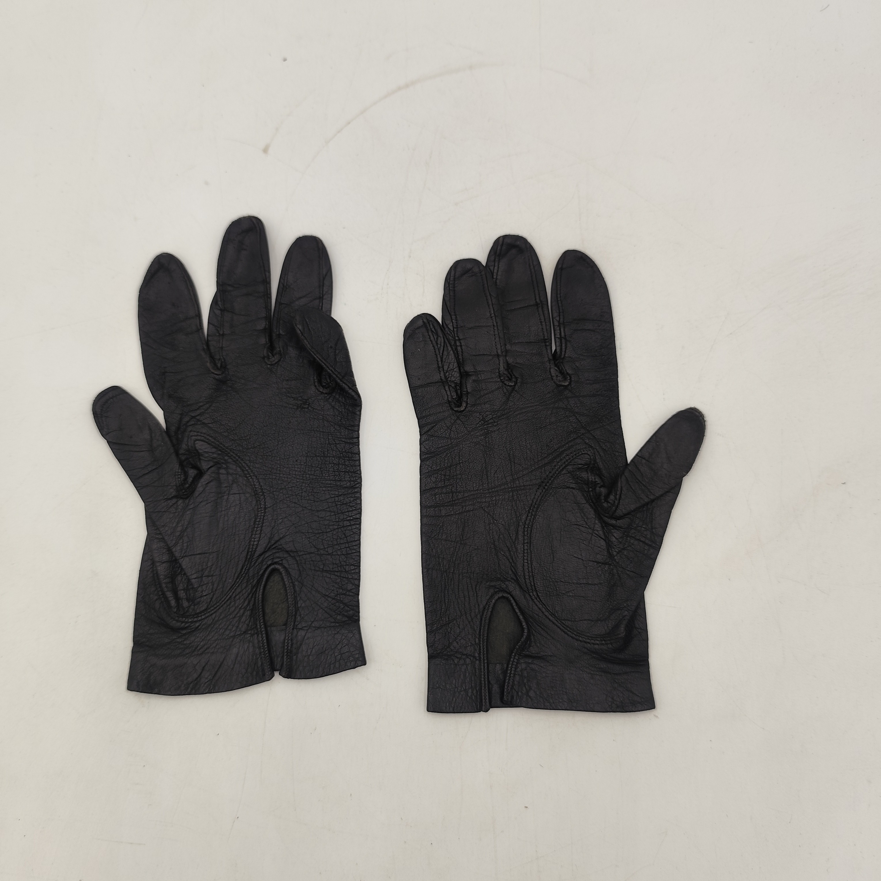 Voir photo 2 de Paire de gants en cuir noirs avec perles - Femme Paire de gants en cuir noirs avec perles - Femme Bon état reconditionné photo 2