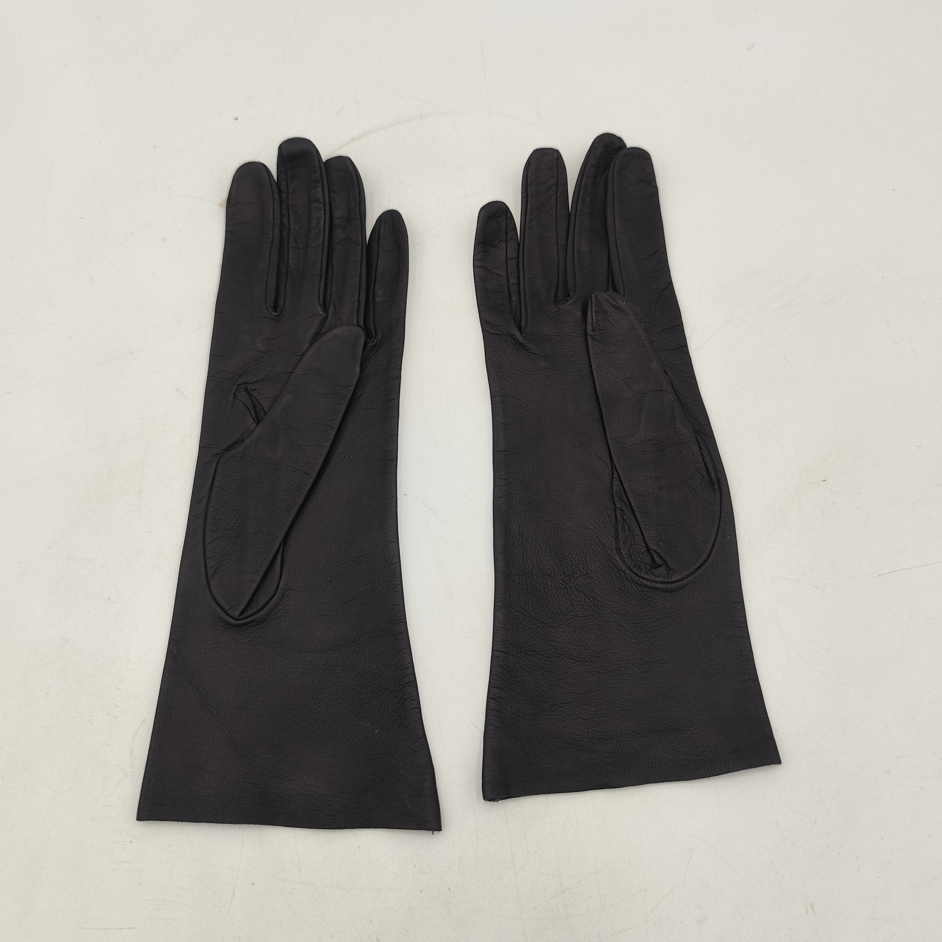 Voir photo 2 de Paire de gants en cuir noirs longs - Femme Paire de gants en cuir noirs longs - Femme Bon état reconditionné photo 2