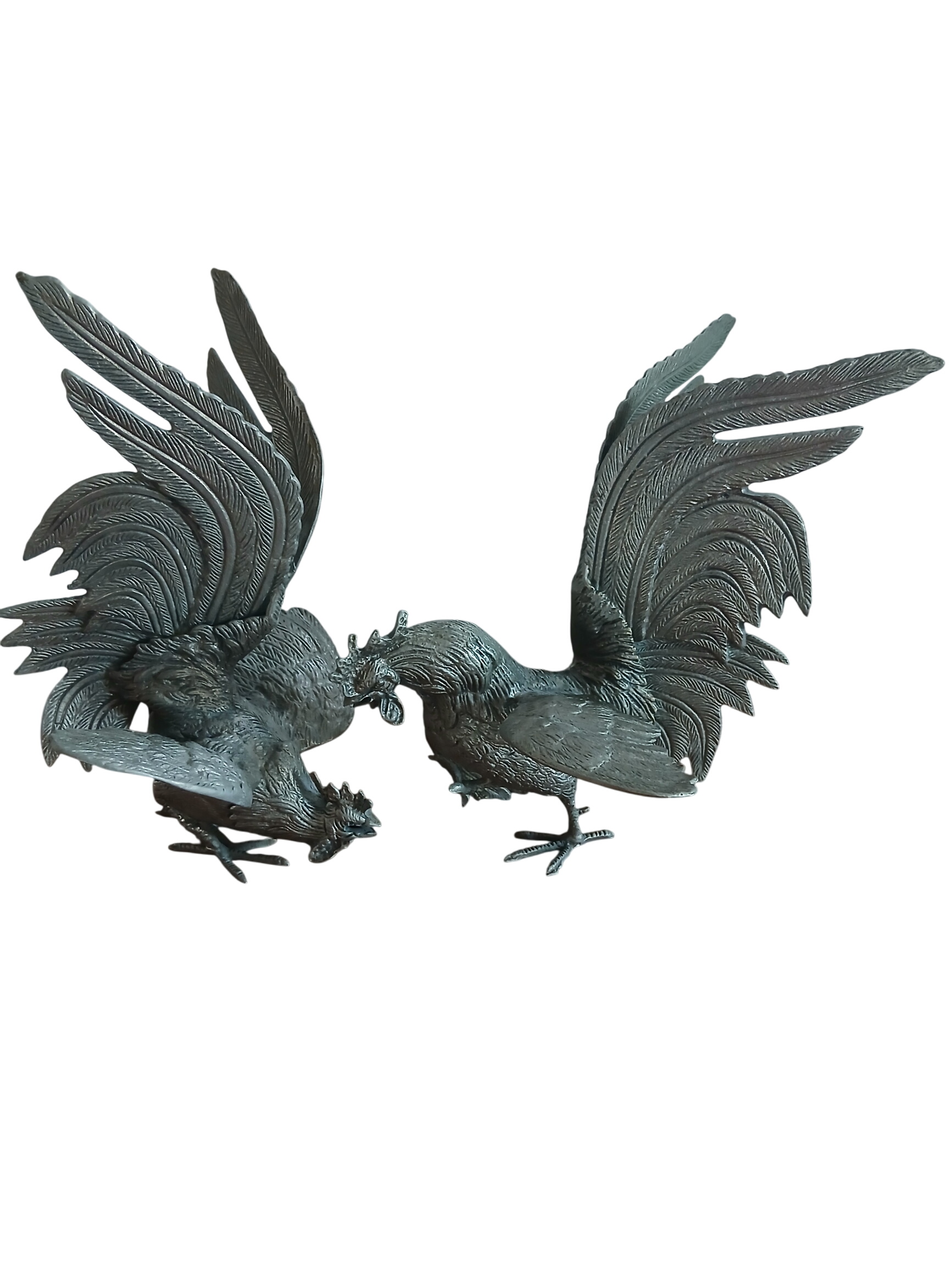 Paire de grands coqs en métal argenté ( cuivre ou bronze) imitant un combat. Très bon état - 59,00 € Paire de grands coqs en métal argenté ( cuivre ou bronze) imitant un combat. Très bon état reconditionné disponible sur Label Emmaüs