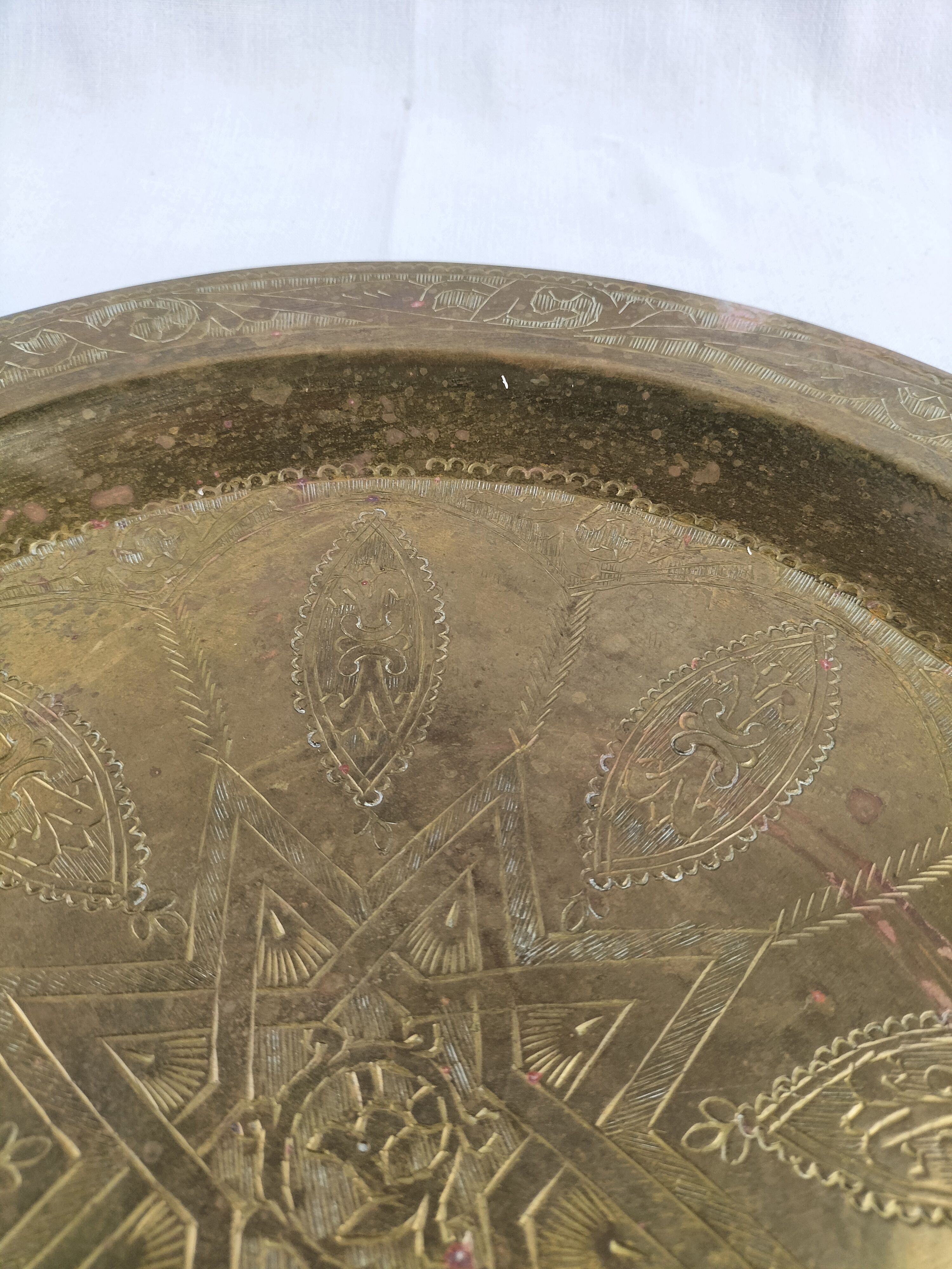 Voir photo 10 de Paire de grands plats décoratifs en laiton ciselé – Art oriental vintage – Ø 35 cm Paire de grands plats décoratifs en laiton ciselé – Art oriental vintage – Ø 35 cm Bon état reconditionné photo 10