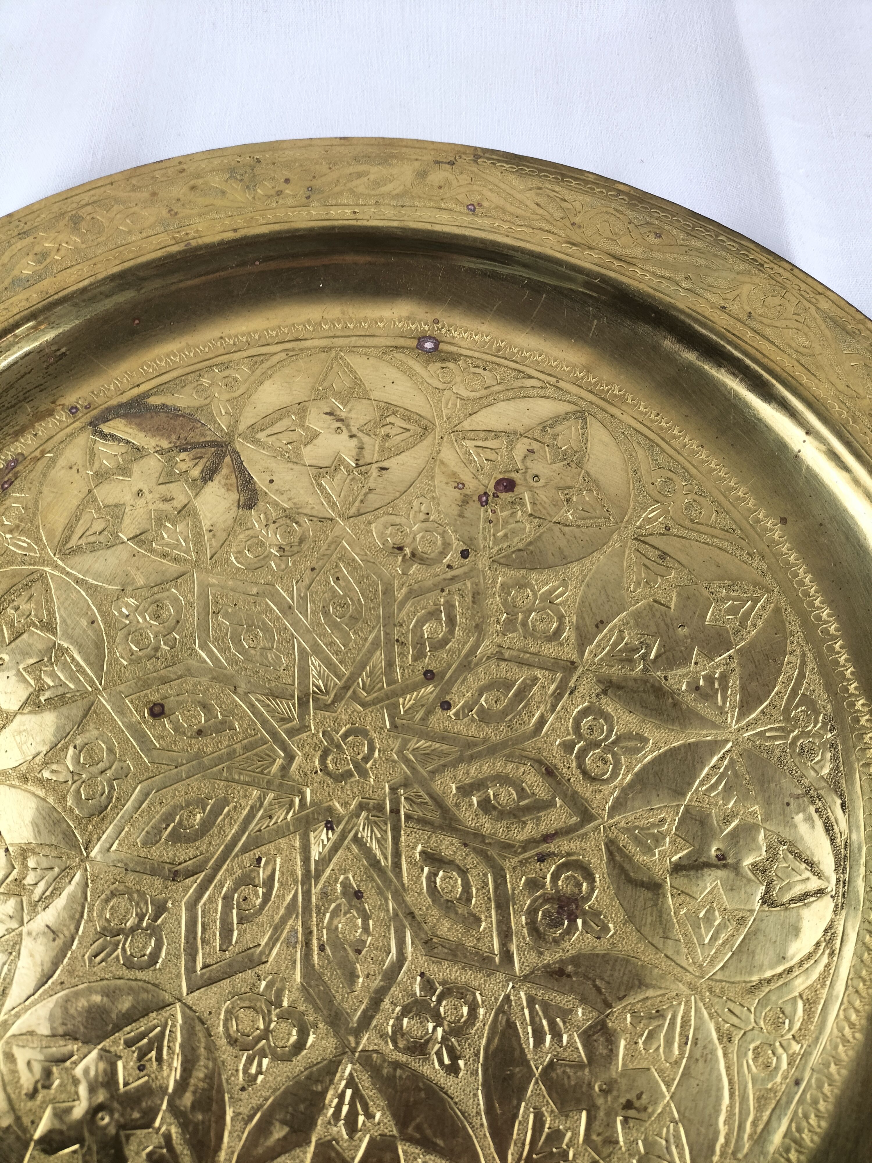 Voir photo 12 de Paire de grands plats décoratifs en laiton ciselé – Art oriental vintage – Ø 35 cm Paire de grands plats décoratifs en laiton ciselé – Art oriental vintage – Ø 35 cm Bon état reconditionné photo 12