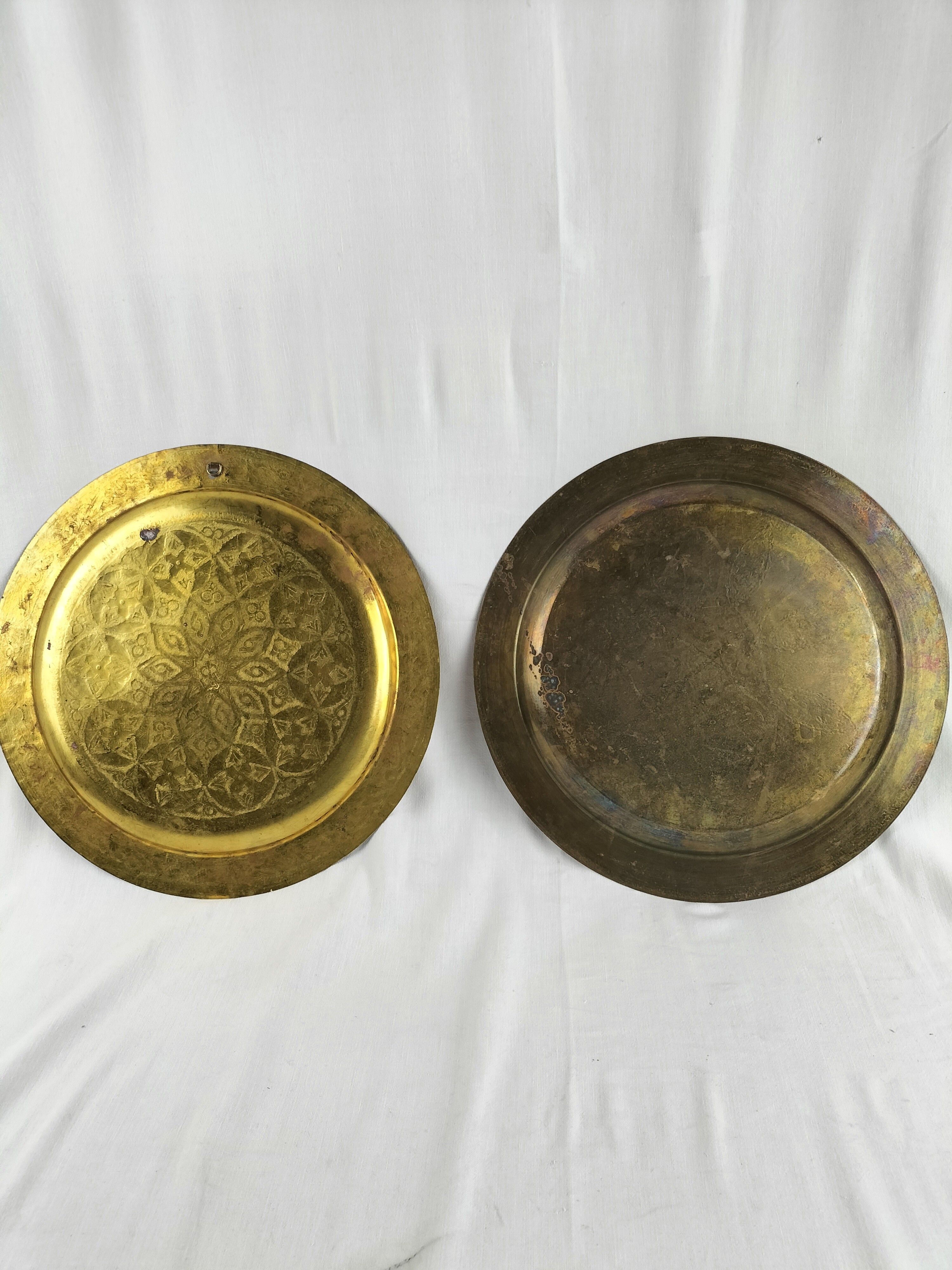 Voir photo 2 de Paire de grands plats décoratifs en laiton ciselé – Art oriental vintage – Ø 35 cm Paire de grands plats décoratifs en laiton ciselé – Art oriental vintage – Ø 35 cm Bon état reconditionné photo 2