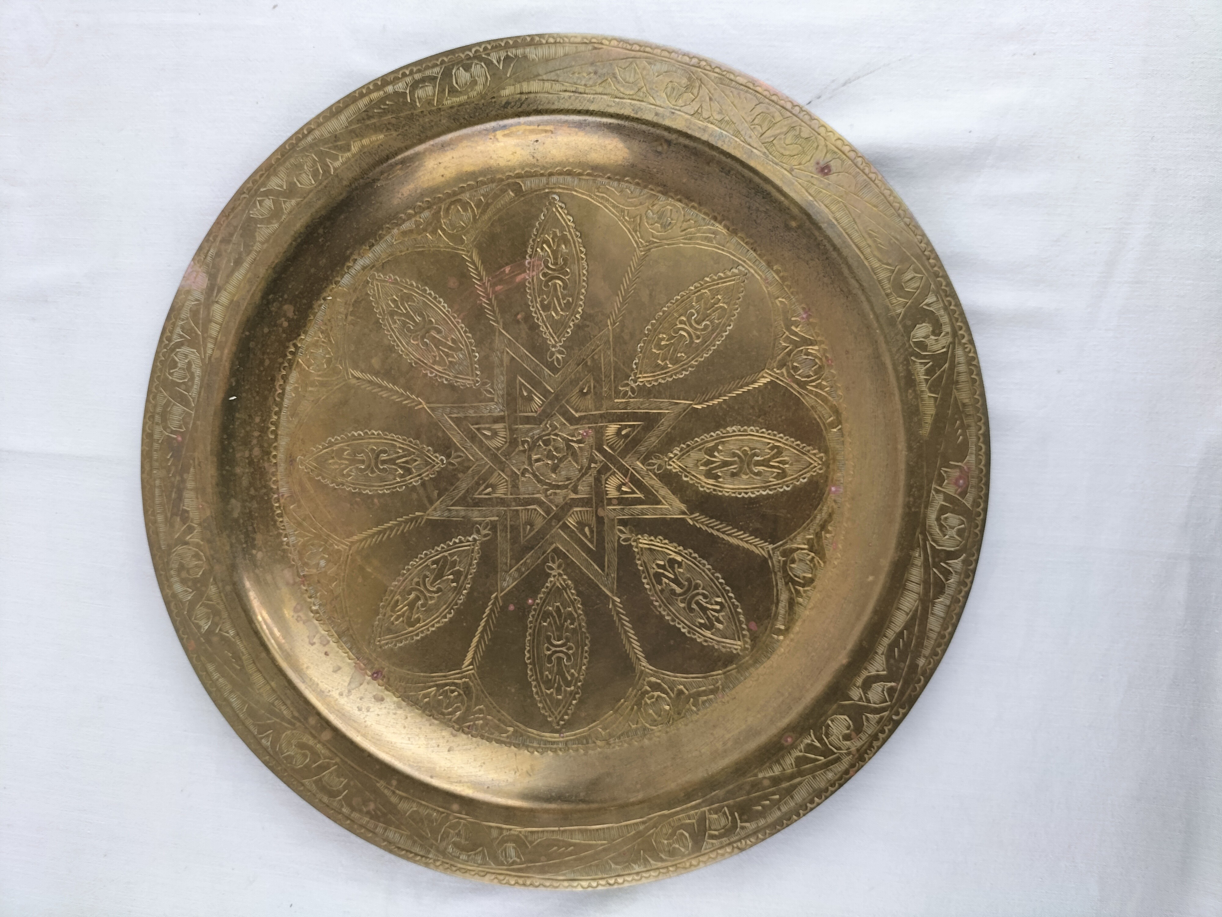 Voir photo 3 de Paire de grands plats décoratifs en laiton ciselé – Art oriental vintage – Ø 35 cm Paire de grands plats décoratifs en laiton ciselé – Art oriental vintage – Ø 35 cm Bon état reconditionné photo 3
