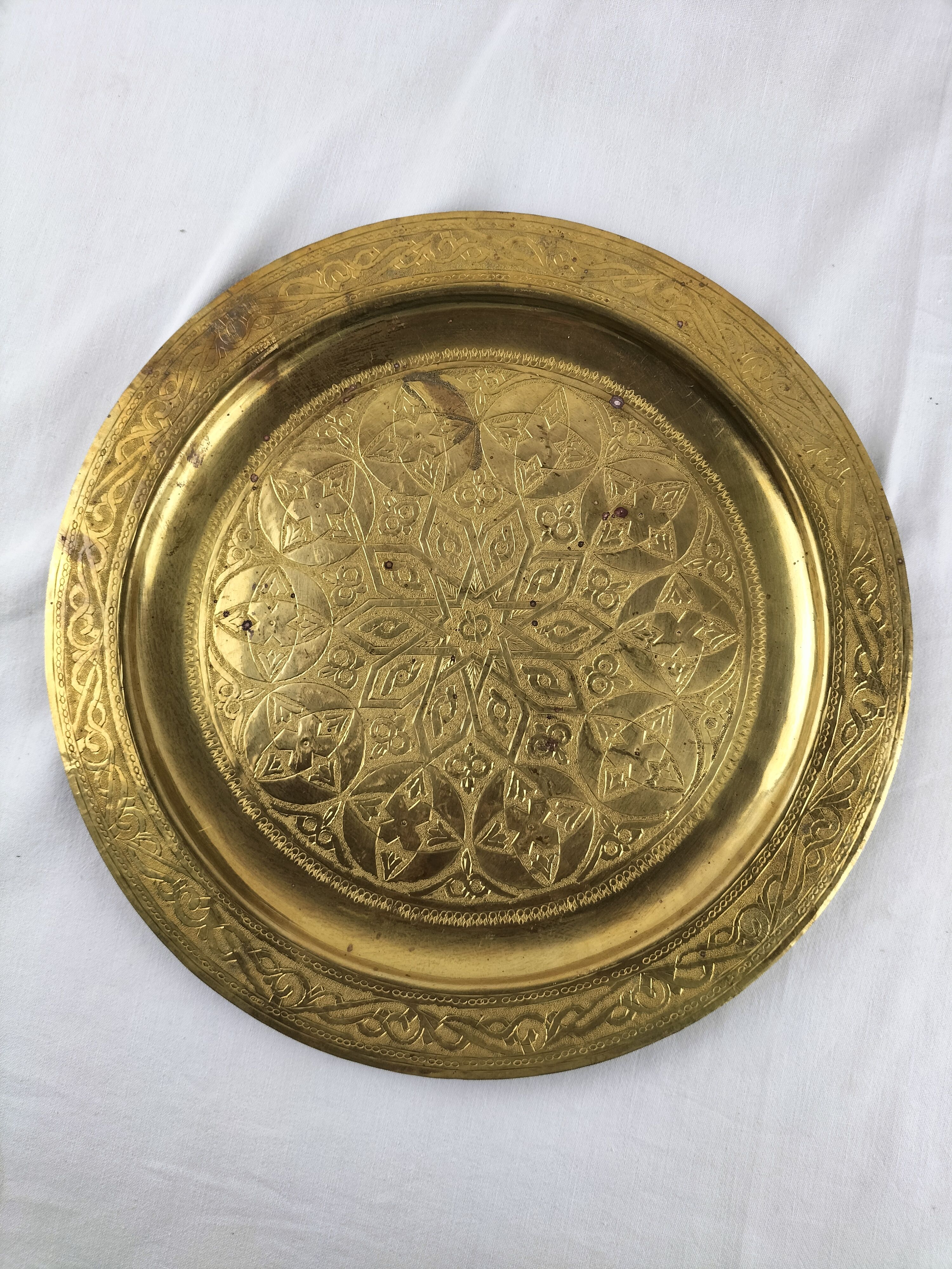 Voir photo 4 de Paire de grands plats décoratifs en laiton ciselé – Art oriental vintage – Ø 35 cm Paire de grands plats décoratifs en laiton ciselé – Art oriental vintage – Ø 35 cm Bon état reconditionné photo 4