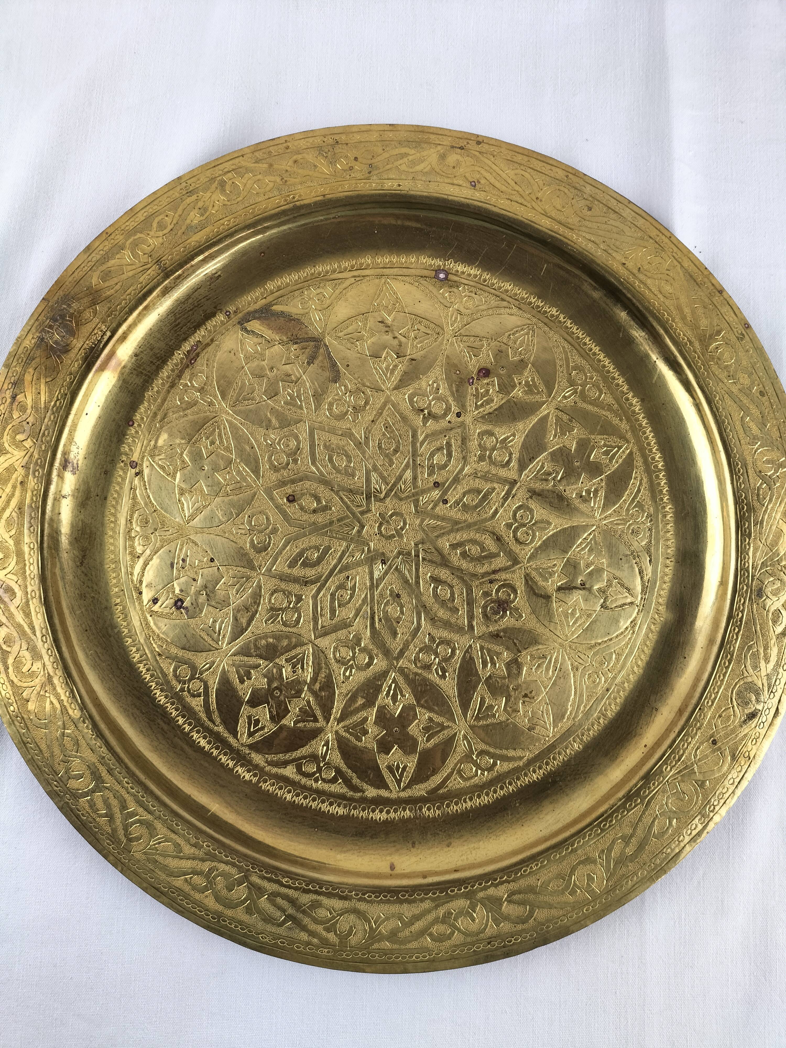 Voir photo 5 de Paire de grands plats décoratifs en laiton ciselé – Art oriental vintage – Ø 35 cm Paire de grands plats décoratifs en laiton ciselé – Art oriental vintage – Ø 35 cm Bon état reconditionné photo 5