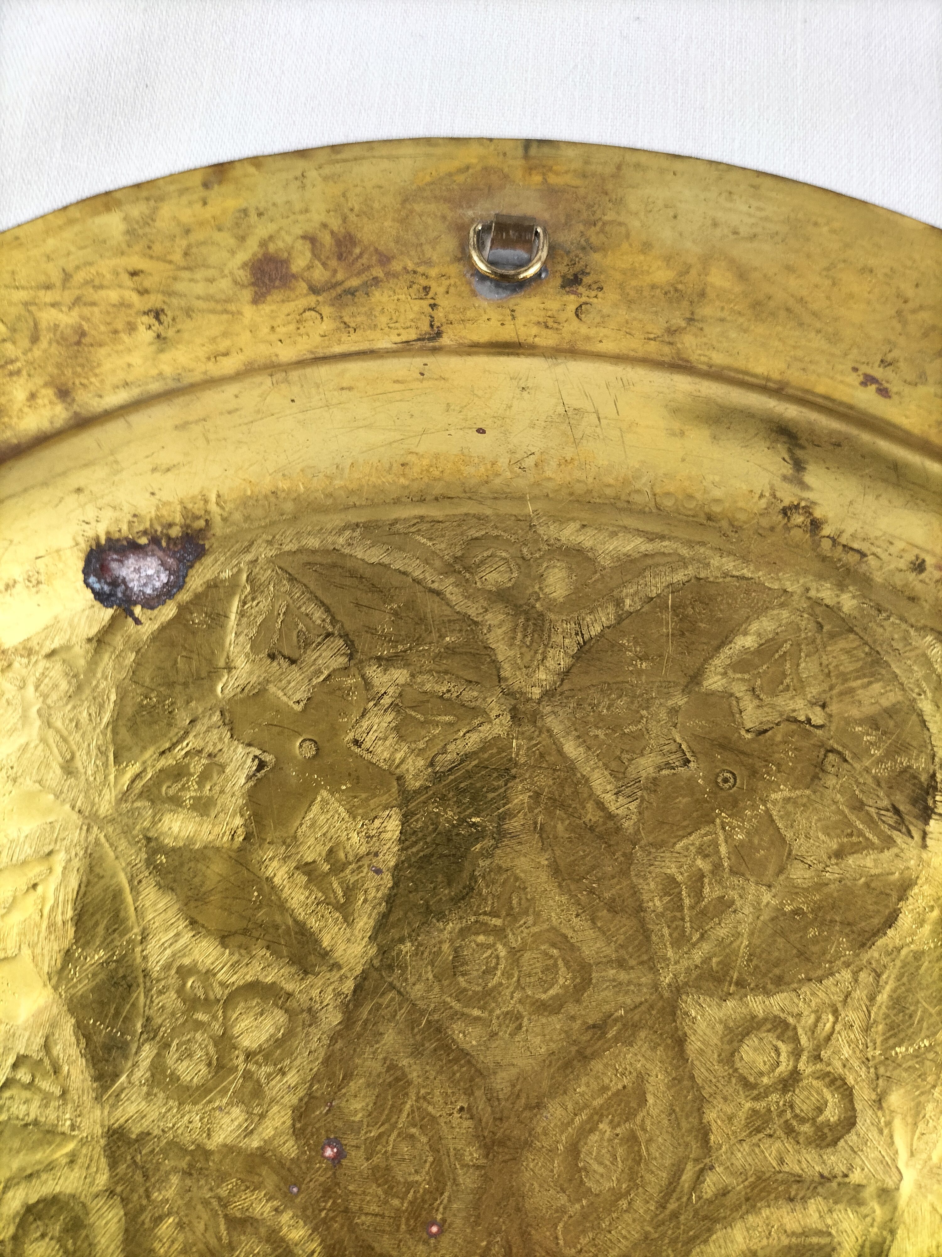 Voir photo 6 de Paire de grands plats décoratifs en laiton ciselé – Art oriental vintage – Ø 35 cm Paire de grands plats décoratifs en laiton ciselé – Art oriental vintage – Ø 35 cm Bon état reconditionné photo 6