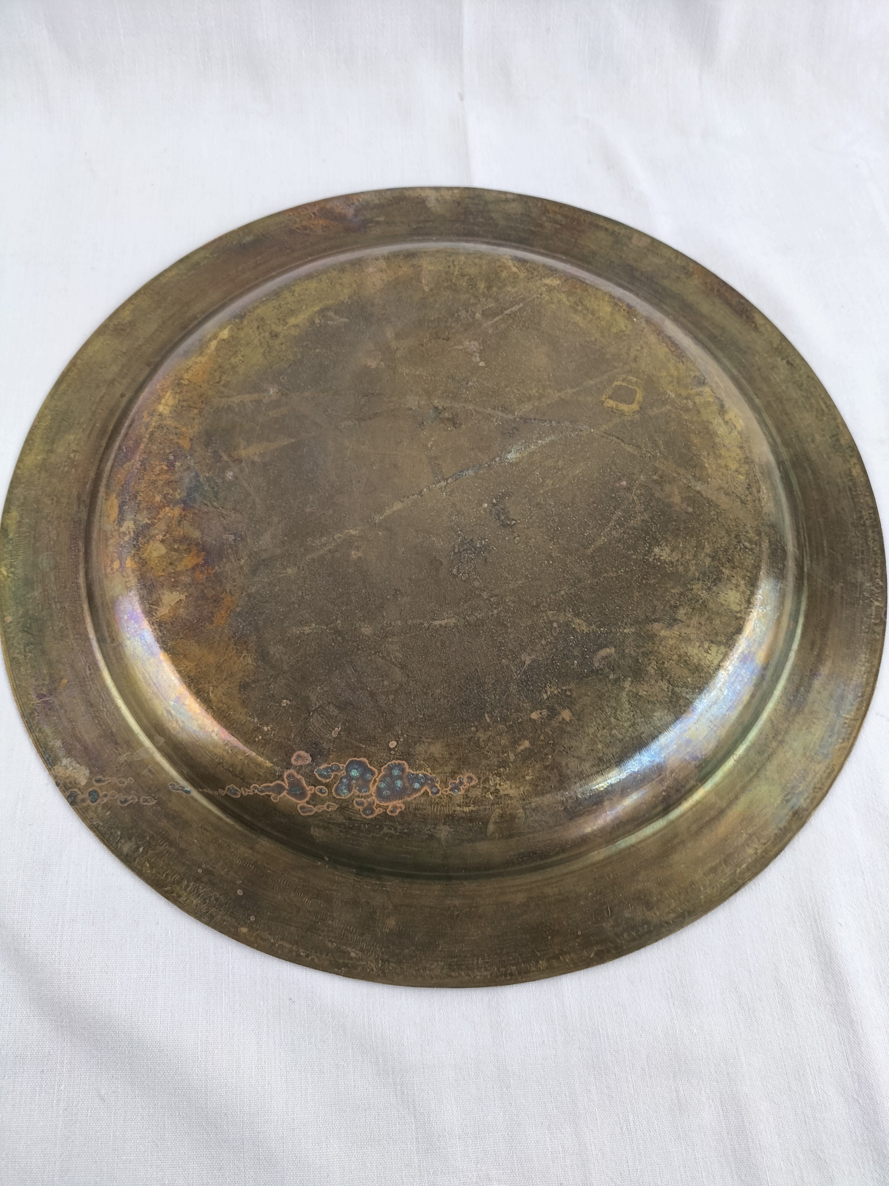 Voir photo 8 de Paire de grands plats décoratifs en laiton ciselé – Art oriental vintage – Ø 35 cm Paire de grands plats décoratifs en laiton ciselé – Art oriental vintage – Ø 35 cm Bon état reconditionné photo 8