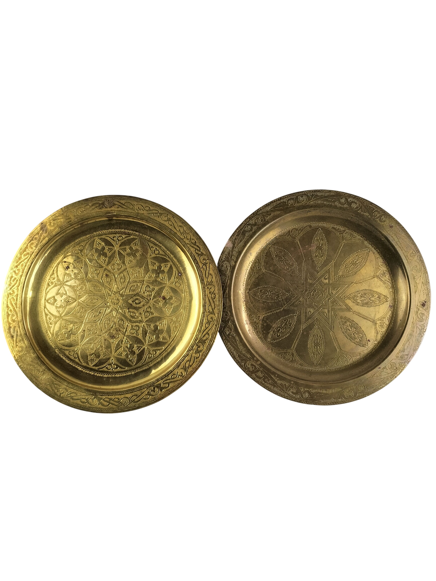 Paire de grands plats décoratifs en laiton ciselé – Art oriental vintage – Ø 35 cm Bon état - 24,00 € Paire de grands plats décoratifs en laiton ciselé – Art oriental vintage – Ø 35 cm Bon état reconditionné disponible sur Label Emmaüs