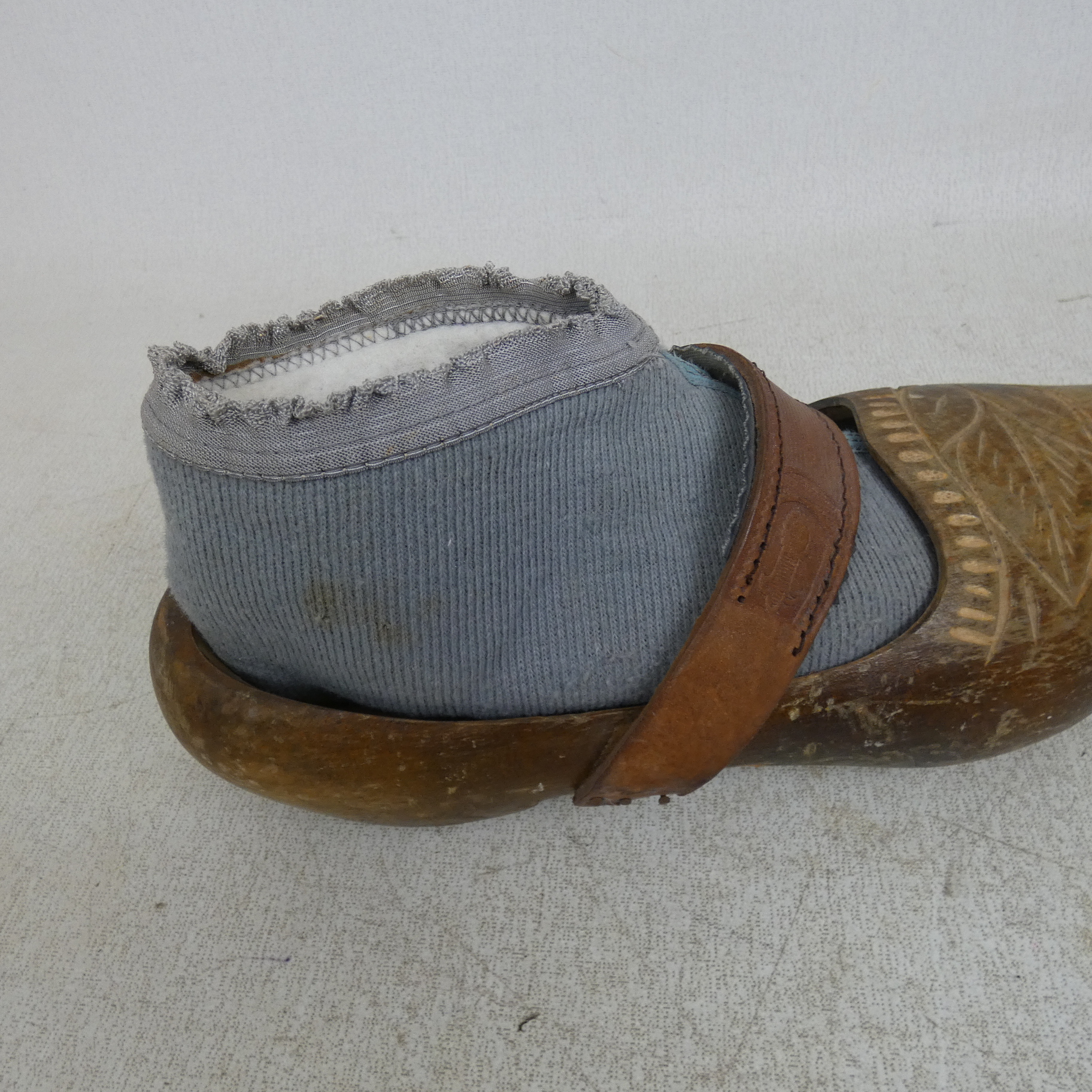 Voir photo 11 de Paire de Grands Sabots Vintage en Bois et en Cuir avec Chaussons en Coton au Crochet Paire de Grands Sabots Vintage en Bois et en Cuir avec Chaussons en Coton au Crochet État correct reconditionné photo 11
