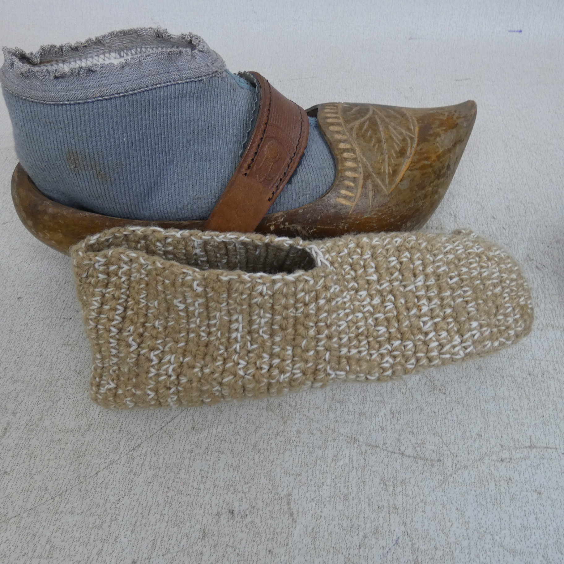 Voir photo 12 de Paire de Grands Sabots Vintage en Bois et en Cuir avec Chaussons en Coton au Crochet Paire de Grands Sabots Vintage en Bois et en Cuir avec Chaussons en Coton au Crochet État correct reconditionné photo 12