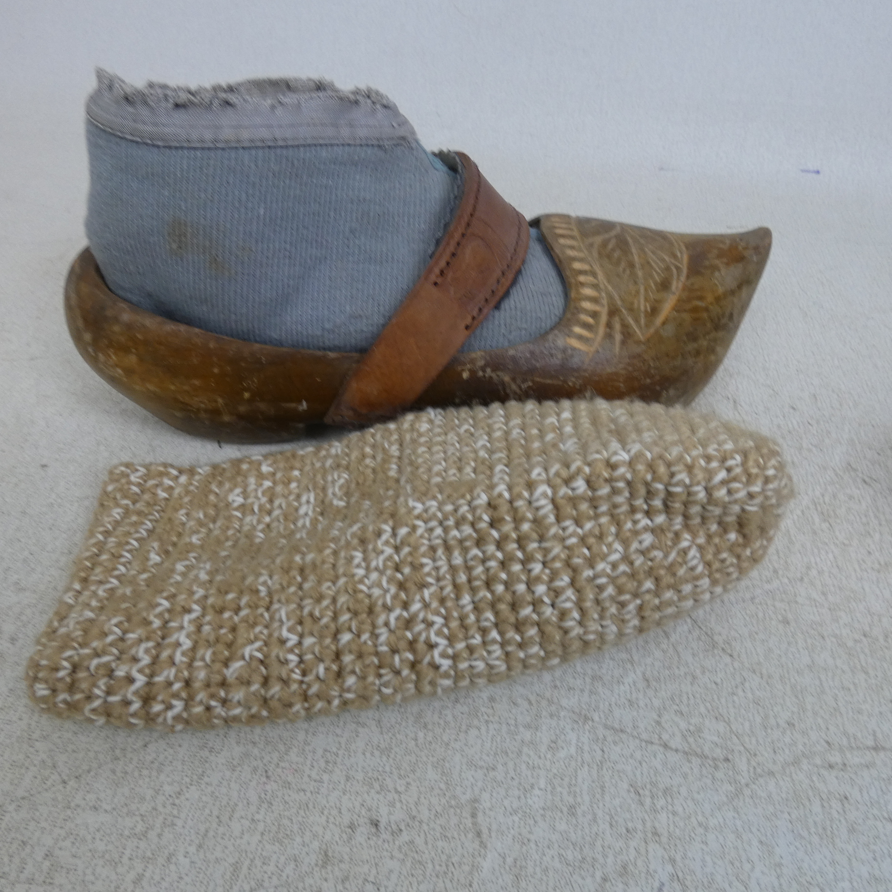 Voir photo 13 de Paire de Grands Sabots Vintage en Bois et en Cuir avec Chaussons en Coton au Crochet Paire de Grands Sabots Vintage en Bois et en Cuir avec Chaussons en Coton au Crochet État correct reconditionné photo 13