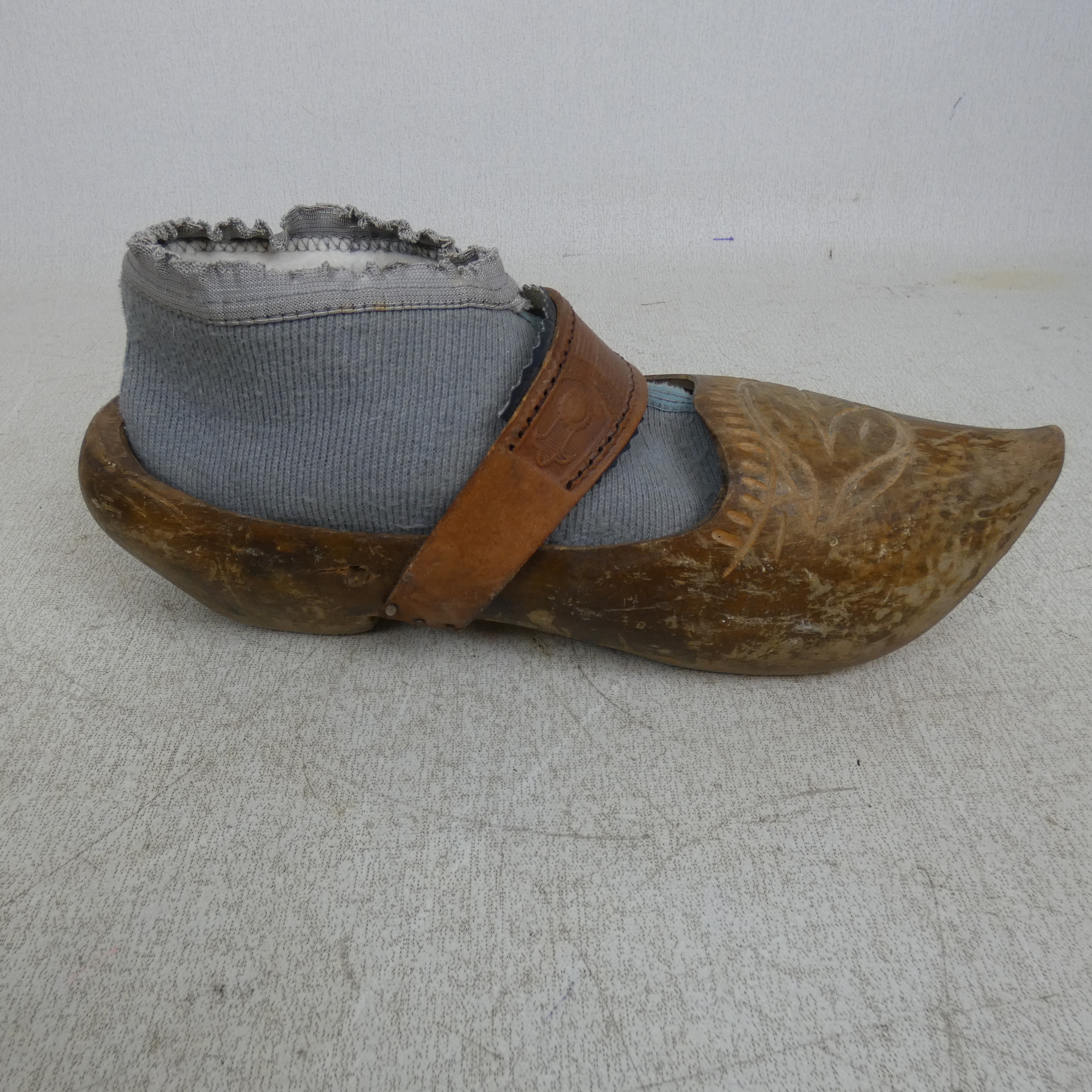 Voir photo 14 de Paire de Grands Sabots Vintage en Bois et en Cuir avec Chaussons en Coton au Crochet Paire de Grands Sabots Vintage en Bois et en Cuir avec Chaussons en Coton au Crochet État correct reconditionné photo 14