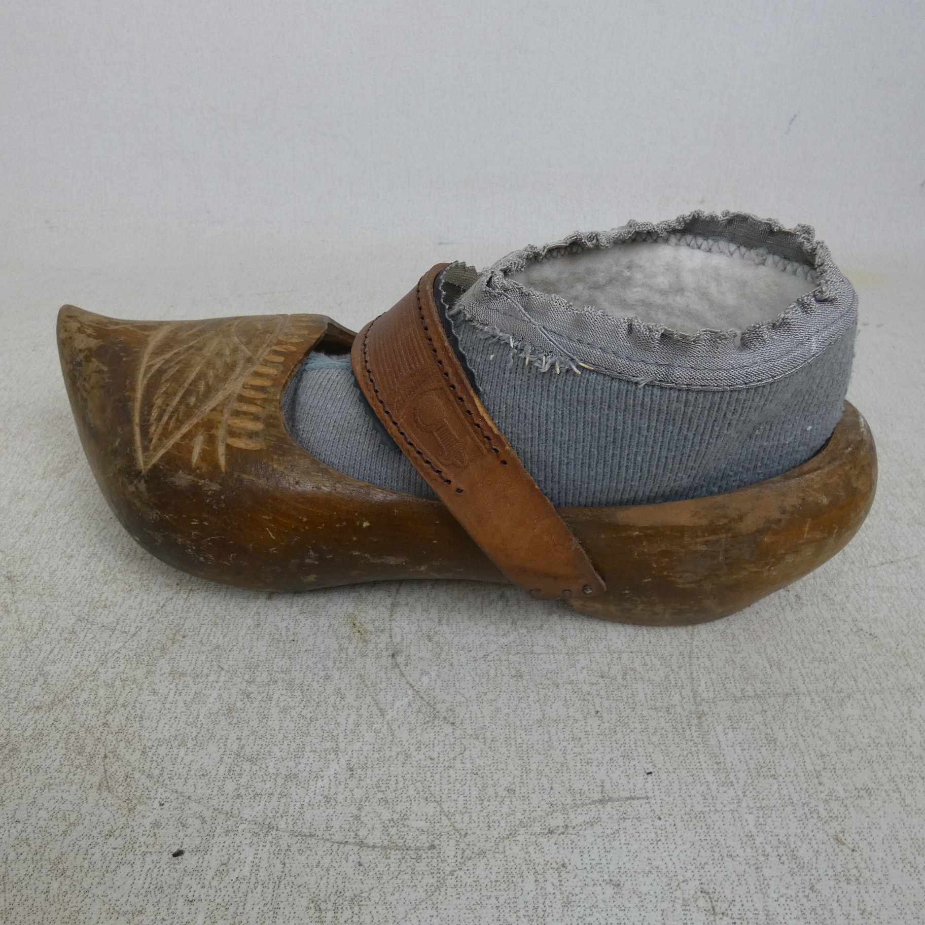 Voir photo 15 de Paire de Grands Sabots Vintage en Bois et en Cuir avec Chaussons en Coton au Crochet Paire de Grands Sabots Vintage en Bois et en Cuir avec Chaussons en Coton au Crochet État correct reconditionné photo 15