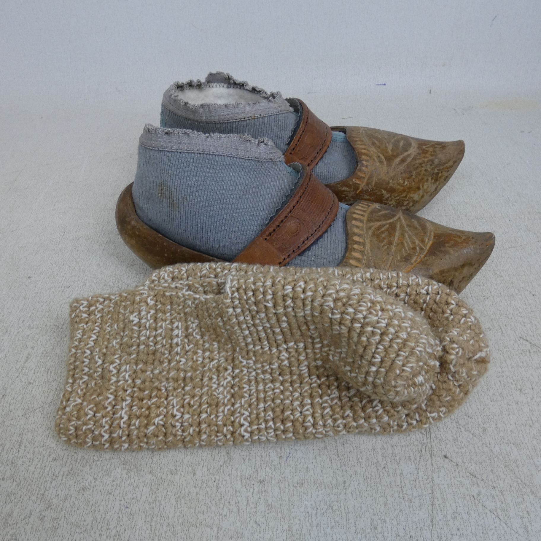 Voir photo 2 de Paire de Grands Sabots Vintage en Bois et en Cuir avec Chaussons en Coton au Crochet Paire de Grands Sabots Vintage en Bois et en Cuir avec Chaussons en Coton au Crochet État correct reconditionné photo 2