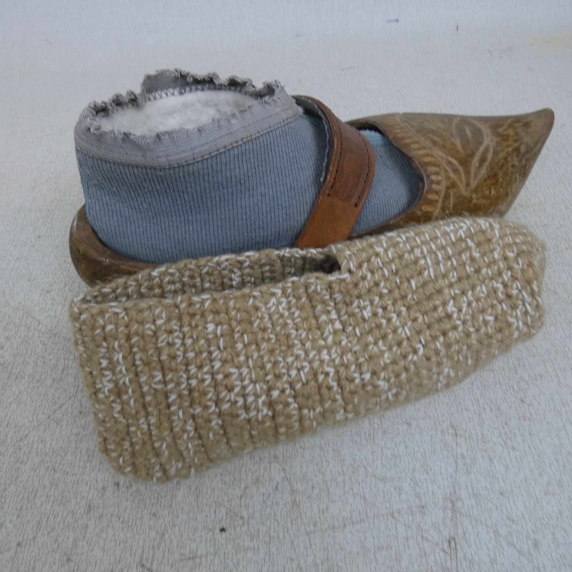 Voir photo 21 de Paire de Grands Sabots Vintage en Bois et en Cuir avec Chaussons en Coton au Crochet Paire de Grands Sabots Vintage en Bois et en Cuir avec Chaussons en Coton au Crochet État correct reconditionné photo 21