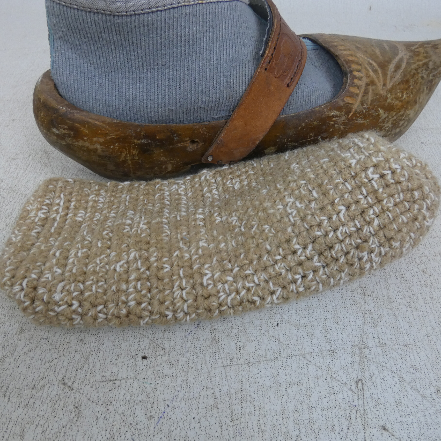 Voir photo 22 de Paire de Grands Sabots Vintage en Bois et en Cuir avec Chaussons en Coton au Crochet Paire de Grands Sabots Vintage en Bois et en Cuir avec Chaussons en Coton au Crochet État correct reconditionné photo 22