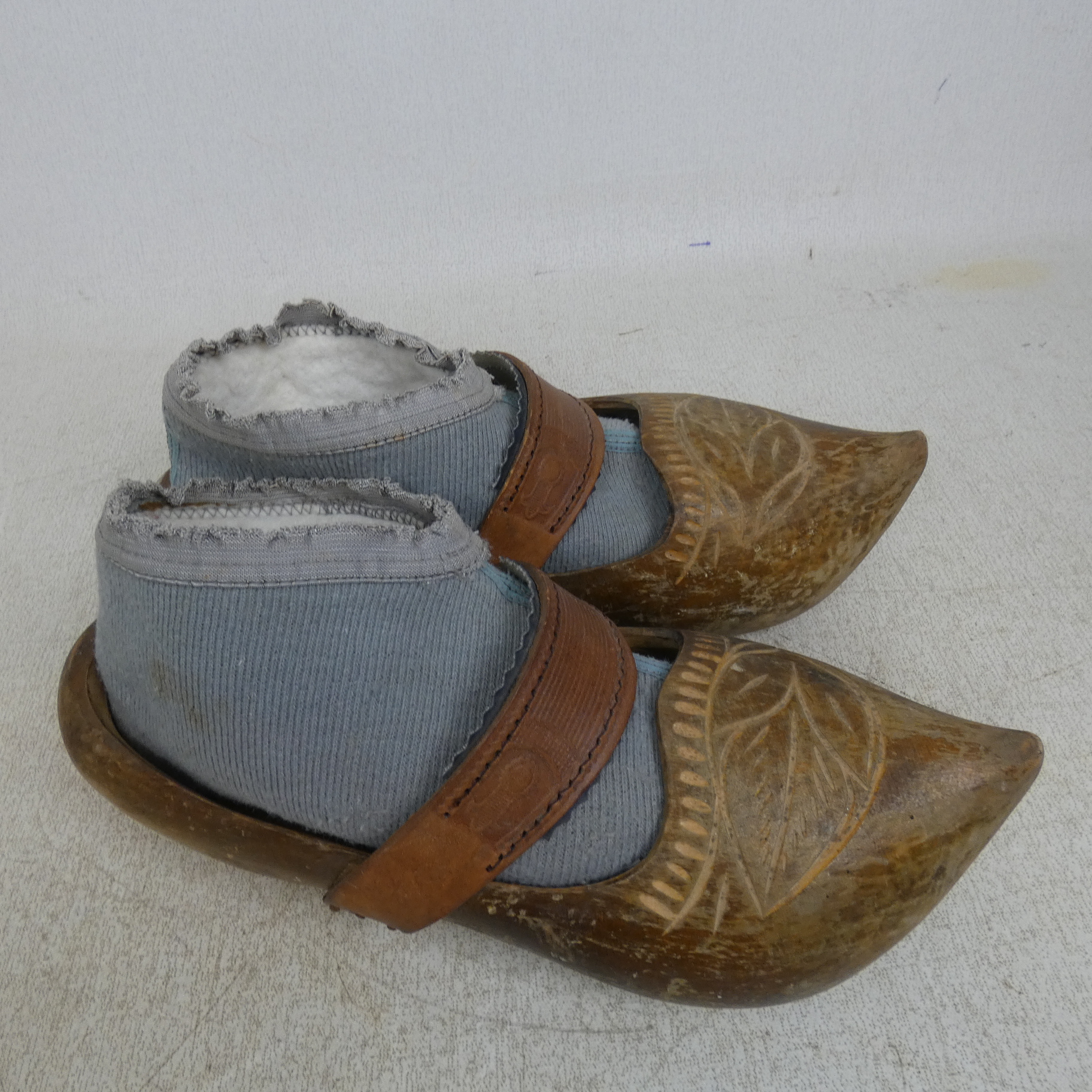 Voir photo 3 de Paire de Grands Sabots Vintage en Bois et en Cuir avec Chaussons en Coton au Crochet Paire de Grands Sabots Vintage en Bois et en Cuir avec Chaussons en Coton au Crochet État correct reconditionné photo 3